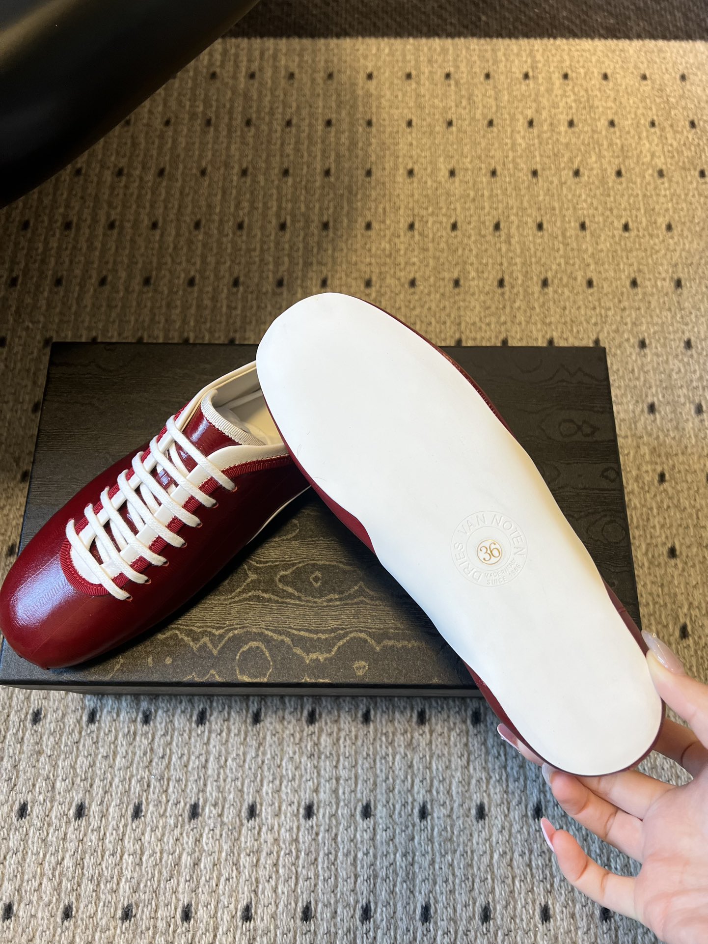 Dries Van Note*26ss复古德训鞋极简平底休闲鞋属于复古德训鞋极简平底休闲鞋，鞋型为低帮窄