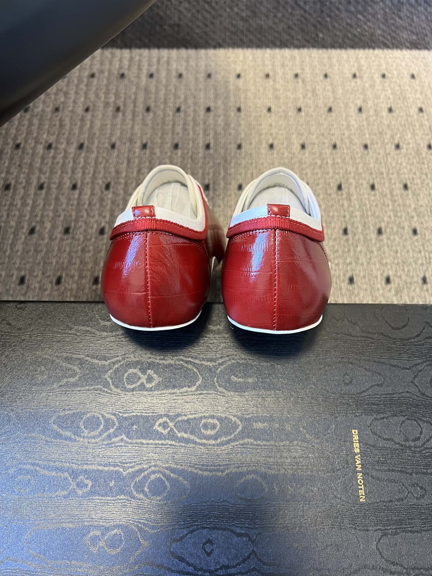 Dries Van Note*26ss复古德训鞋极简平底休闲鞋属于复古德训鞋极简平底休闲鞋，鞋型为低帮窄