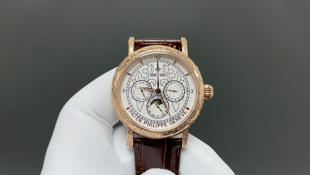 NO:727348,Patek Philippe [iron scratched silver hook, vigorous and powerful] high-looking new product, simple, retro, and exquisite craftsmanship!  The best collection of the year - Patek Philippe Classic Super Complex Multi-Function Perpetual Calendar Function Watch. The team spent more than two years carefully designing it, regardless of cost, daring to be the first, striving for perfection, overcoming many difficulties, and breaking through multi-layered technical bottlenecks. The movement model is CH 29-upgraded version, with stable quality!  The 6 o'clock position on the dial is the moon phase display and date division. All the perpetual calendar signs are very good and can be read at a glance. The imitation 324 S Q self-winding movement is built inside, which is a hardcover version of the 324 self-winding legendary movement. [Strap] Classic Italian calfskin strap with clear texture and good texture. Paired with the top Patek Philippe lantern buckle on the market, it is universal and original without pressure.  The elegant Calatrava carved case is very personalized. The 42 mm diameter is suitable for popular male hands and is consistent with the counter. It can be used for both business and leisure. Big factory quality!  Welcome to reprint,,patek philippe,cowhide19860909百达翡丽【铁划银钩 苍劲有力】高颜值新品 古朴.复古.精湛的工艺！ 年度最佳典藏之作——百达翡丽古典超级复杂多功能 万年历功能腕表 团队历时两年多精心设计,不计成本,敢为人先,力求完美,克服重重难关,突破多层技术瓶颈,机芯型号为CH 29- 升级版,质量稳定！表盘6点位置是月相显示和日期分拨.所有的万年历标志都很好,一眼就能读懂.内里搭置了仿324 S Q 自动上链机芯,是 324 自动上条传奇机芯的精装版本.【表带】经典意大利小牛皮表带,纹路清晰,质感好.搭配圈市面最顶级的百达翡丽灯笼表扣,通用原装无压力. 优雅的Calatrava雕花表壳极具个性,42毫米的表径适配大众男性手寸,与专柜一致,非常商务可亦休闲.大厂品质！欢迎转载,,patek philippe,cowhide,Watch