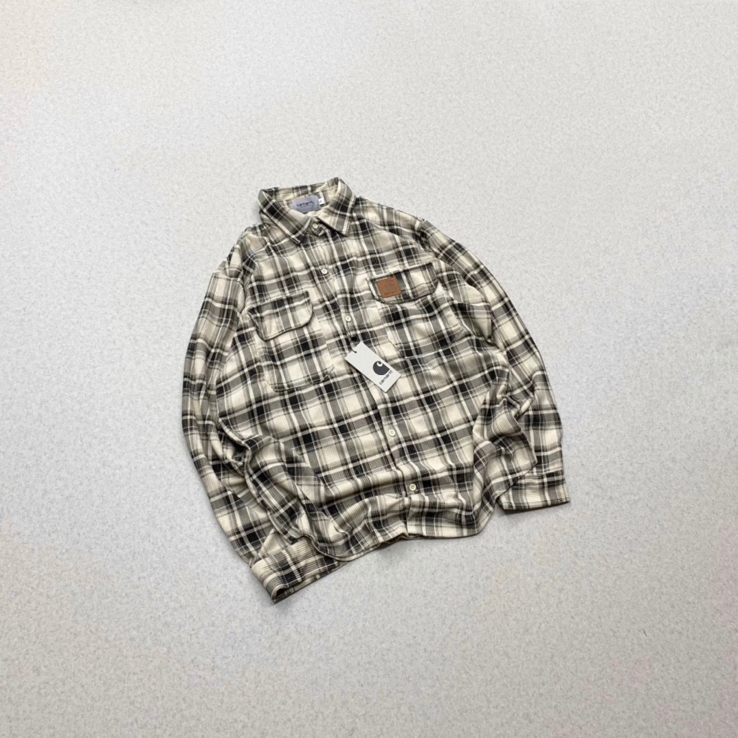 155💰（编号0031）
Carhartt卡哈特 灯芯绒绣标皮标外套衬衫情侣款
Color: 卡其  Size: M-XL
M 肩宽44 胸围108 衣长72 (cm）
L 肩宽45 胸围112衣长73 (cm）
XL 肩宽46 胸围116 衣长74 (cm)