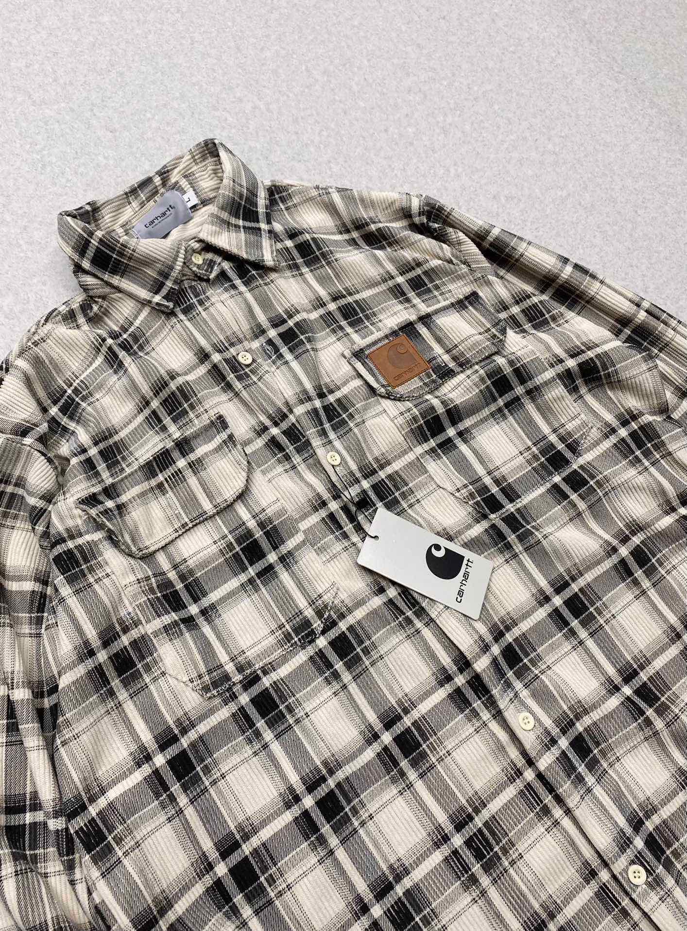 155💰（编号0031）
Carhartt卡哈特 灯芯绒绣标皮标外套衬衫情侣款
Color: 卡其  Size: M-XL
M 肩宽44 胸围108 衣长72 (cm）
L 肩宽45 胸围112衣长73 (cm）
XL 肩宽46 胸围116 衣长74 (cm)