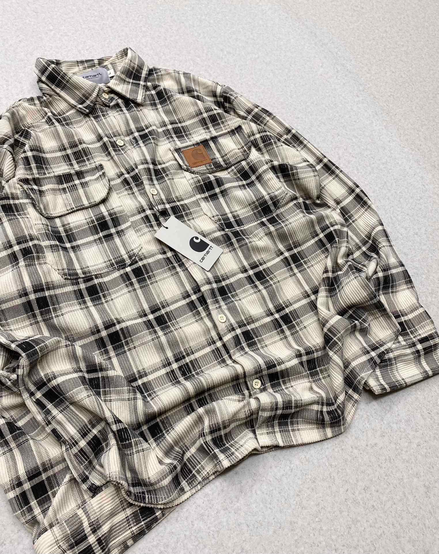 155💰（编号0031）
Carhartt卡哈特 灯芯绒绣标皮标外套衬衫情侣款
Color: 卡其  Size: M-XL
M 肩宽44 胸围108 衣长72 (cm）
L 肩宽45 胸围112衣长73 (cm）
XL 肩宽46 胸围116 衣长74 (cm)