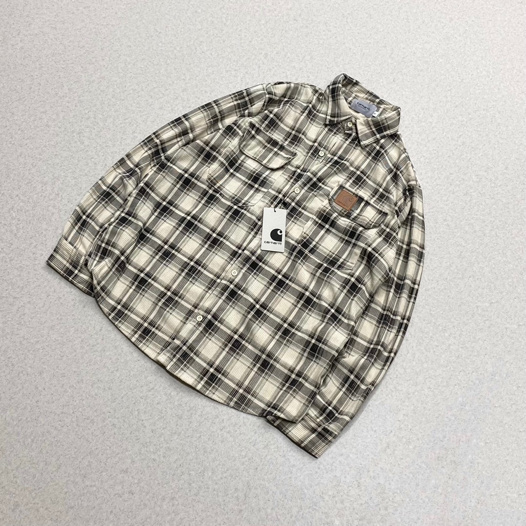 155💰（编号0031）
Carhartt卡哈特 灯芯绒绣标皮标外套衬衫情侣款
Color: 卡其  Size: M-XL
M 肩宽44 胸围108 衣长72 (cm）
L 肩宽45 胸围112衣长73 (cm）
XL 肩宽46 胸围116 衣长74 (cm)