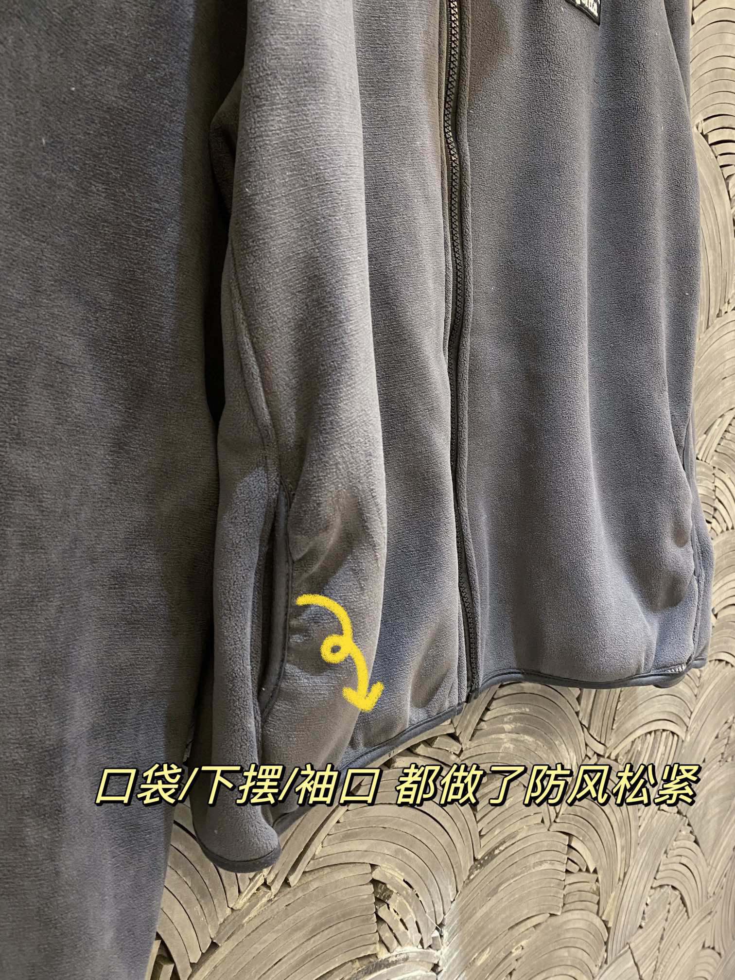 168💰（编号0031）
Patagonia巴塔哥尼亚 加厚刺绣羊羔绒摇粒绒高品质毛毛立领厚实奥粒绒短款棉服外套情侣款
Color: 碳灰色 Size: M-XL
M 肩宽45 胸围112 衣长66 (cm）
L 肩宽47 胸围116 衣长67 (cm）
XL 肩宽胸49 围120 衣长68 (cm)