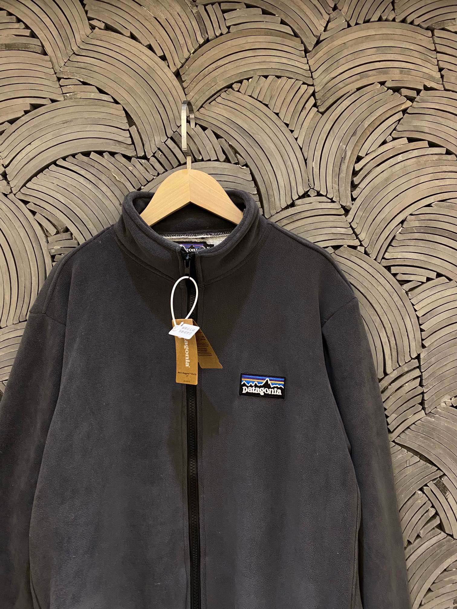 168💰（编号0031）
Patagonia巴塔哥尼亚 加厚刺绣羊羔绒摇粒绒高品质毛毛立领厚实奥粒绒短款棉服外套情侣款
Color: 碳灰色 Size: M-XL
M 肩宽45 胸围112 衣长66 (cm）
L 肩宽47 胸围116 衣长67 (cm）
XL 肩宽胸49 围120 衣长68 (cm)