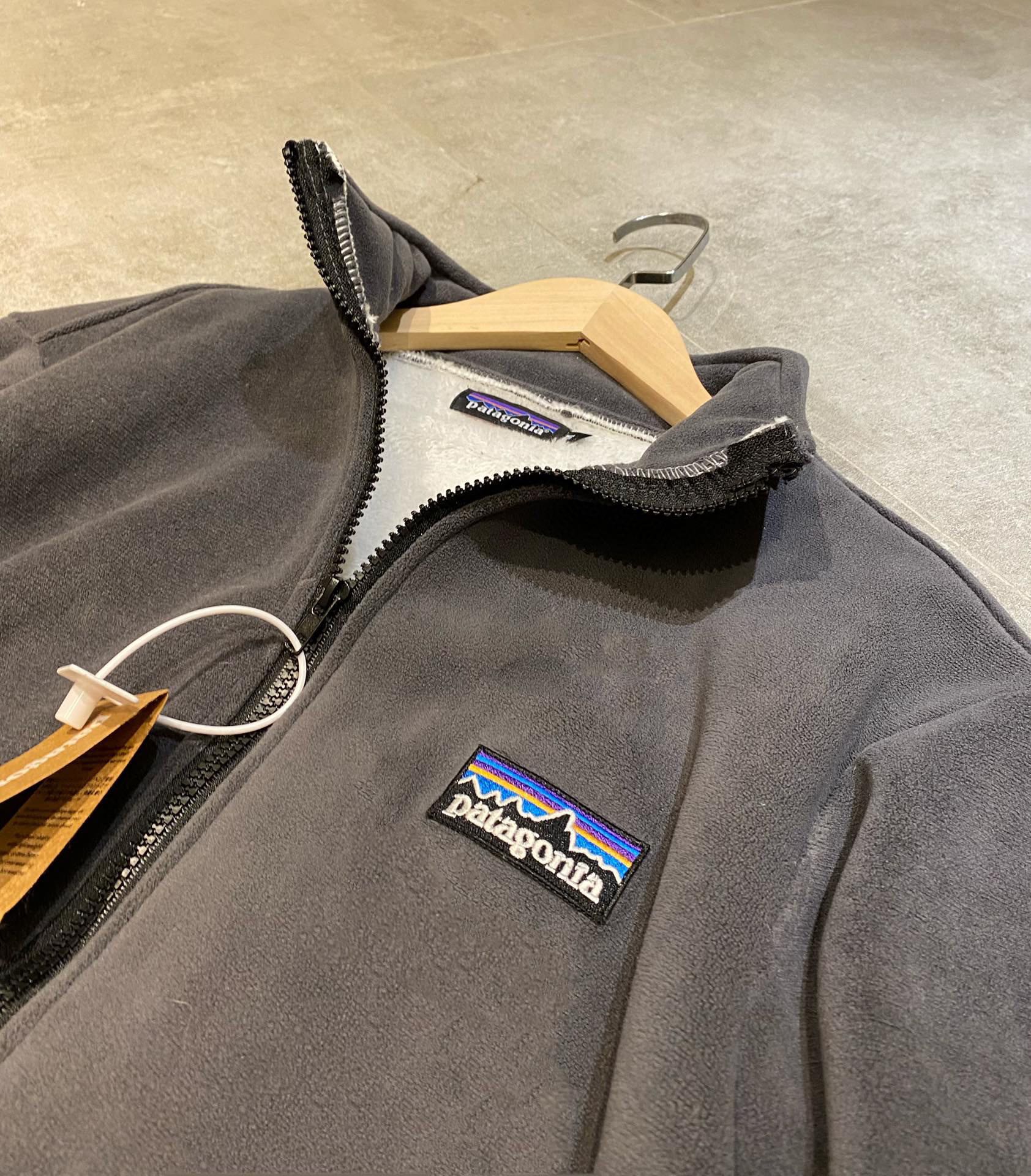 168💰（编号0031）
Patagonia巴塔哥尼亚 加厚刺绣羊羔绒摇粒绒高品质毛毛立领厚实奥粒绒短款棉服外套情侣款
Color: 碳灰色 Size: M-XL
M 肩宽45 胸围112 衣长66 (cm）
L 肩宽47 胸围116 衣长67 (cm）
XL 肩宽胸49 围120 衣长68 (cm)