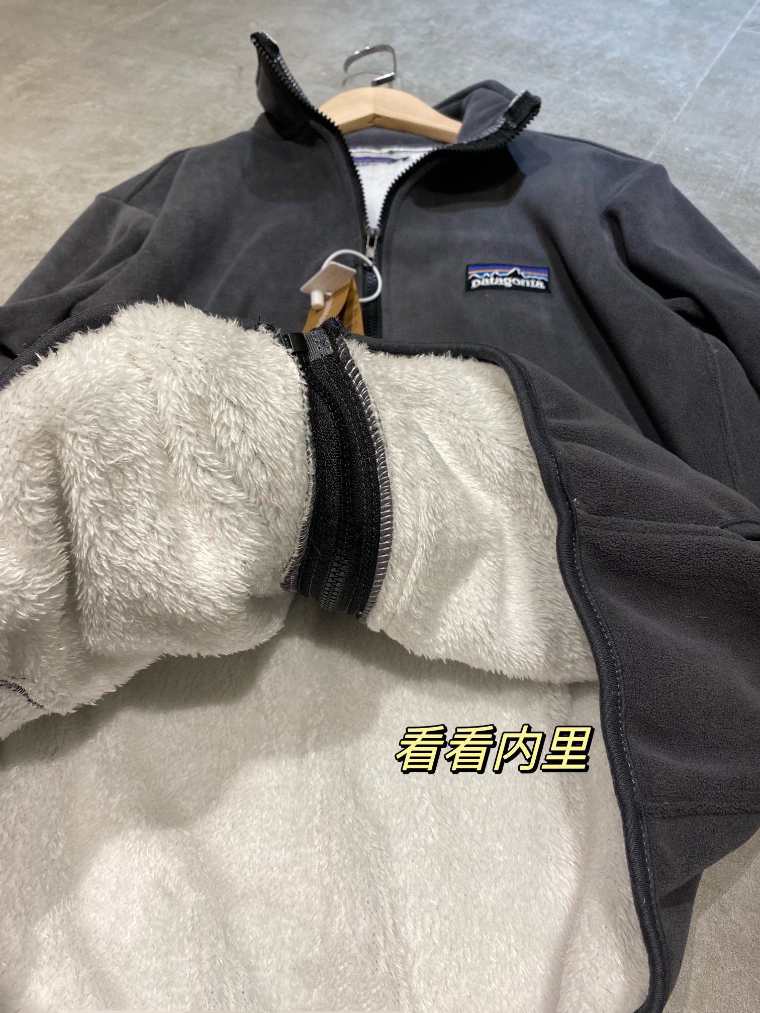 168💰（编号0031）
Patagonia巴塔哥尼亚 加厚刺绣羊羔绒摇粒绒高品质毛毛立领厚实奥粒绒短款棉服外套情侣款
Color: 碳灰色 Size: M-XL
M 肩宽45 胸围112 衣长66 (cm）
L 肩宽47 胸围116 衣长67 (cm）
XL 肩宽胸49 围120 衣长68 (cm)