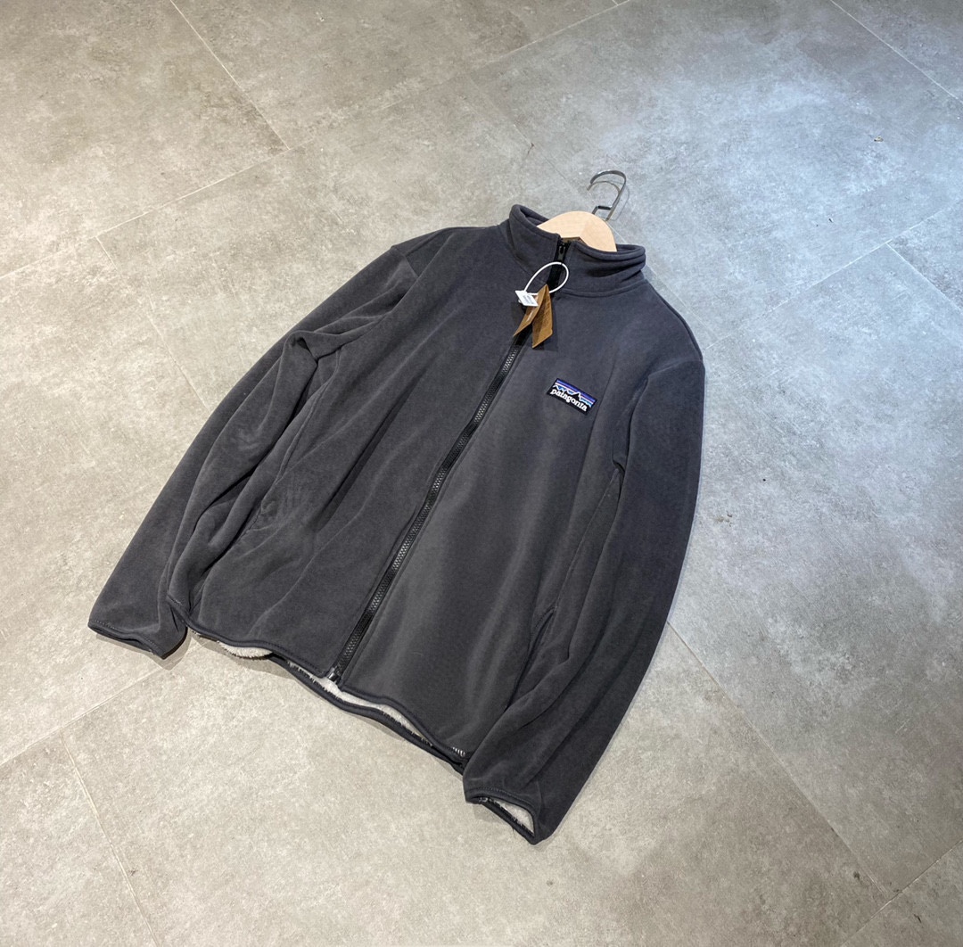 168💰（编号0031）
Patagonia巴塔哥尼亚 加厚刺绣羊羔绒摇粒绒高品质毛毛立领厚实奥粒绒短款棉服外套情侣款
Color: 碳灰色 Size: M-XL
M 肩宽45 胸围112 衣长66 (cm）
L 肩宽47 胸围116 衣长67 (cm）
XL 肩宽胸49 围120 衣长68 (cm)