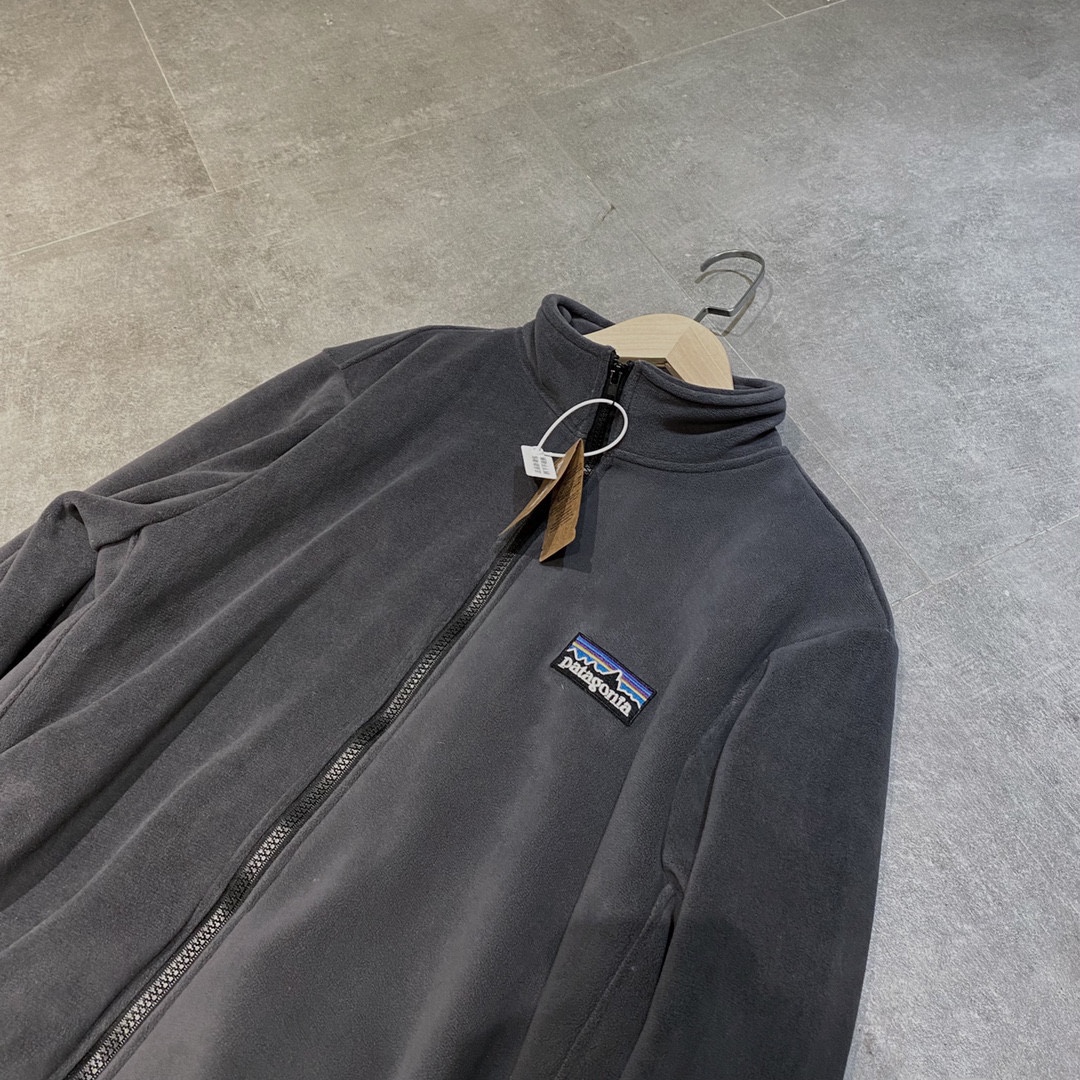 168💰（编号0031）
Patagonia巴塔哥尼亚 加厚刺绣羊羔绒摇粒绒高品质毛毛立领厚实奥粒绒短款棉服外套情侣款
Color: 碳灰色 Size: M-XL
M 肩宽45 胸围112 衣长66 (cm）
L 肩宽47 胸围116 衣长67 (cm）
XL 肩宽胸49 围120 衣长68 (cm)