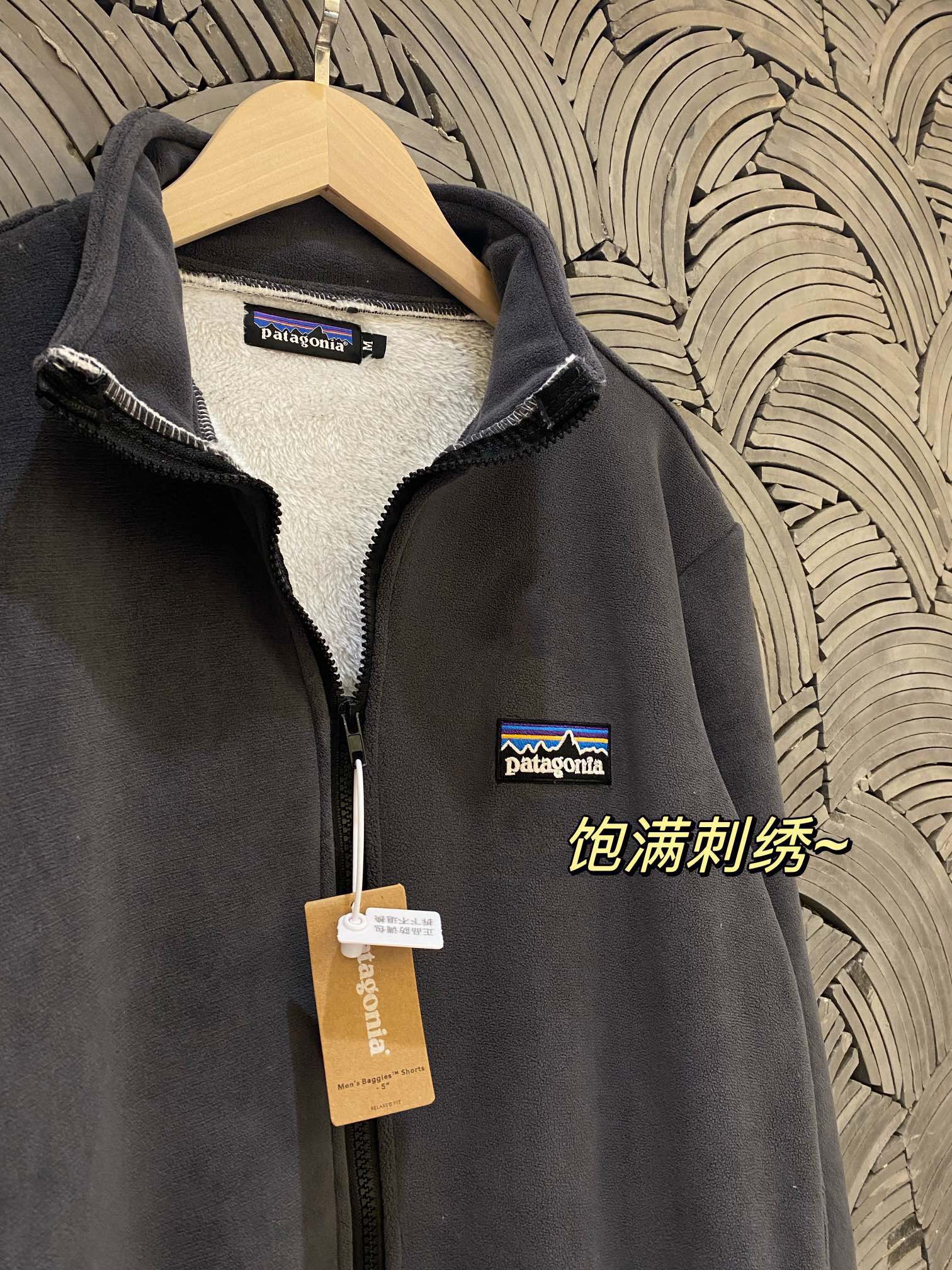 168💰（编号0031）
Patagonia巴塔哥尼亚 加厚刺绣羊羔绒摇粒绒高品质毛毛立领厚实奥粒绒短款棉服外套情侣款
Color: 碳灰色 Size: M-XL
M 肩宽45 胸围112 衣长66 (cm）
L 肩宽47 胸围116 衣长67 (cm）
XL 肩宽胸49 围120 衣长68 (cm)