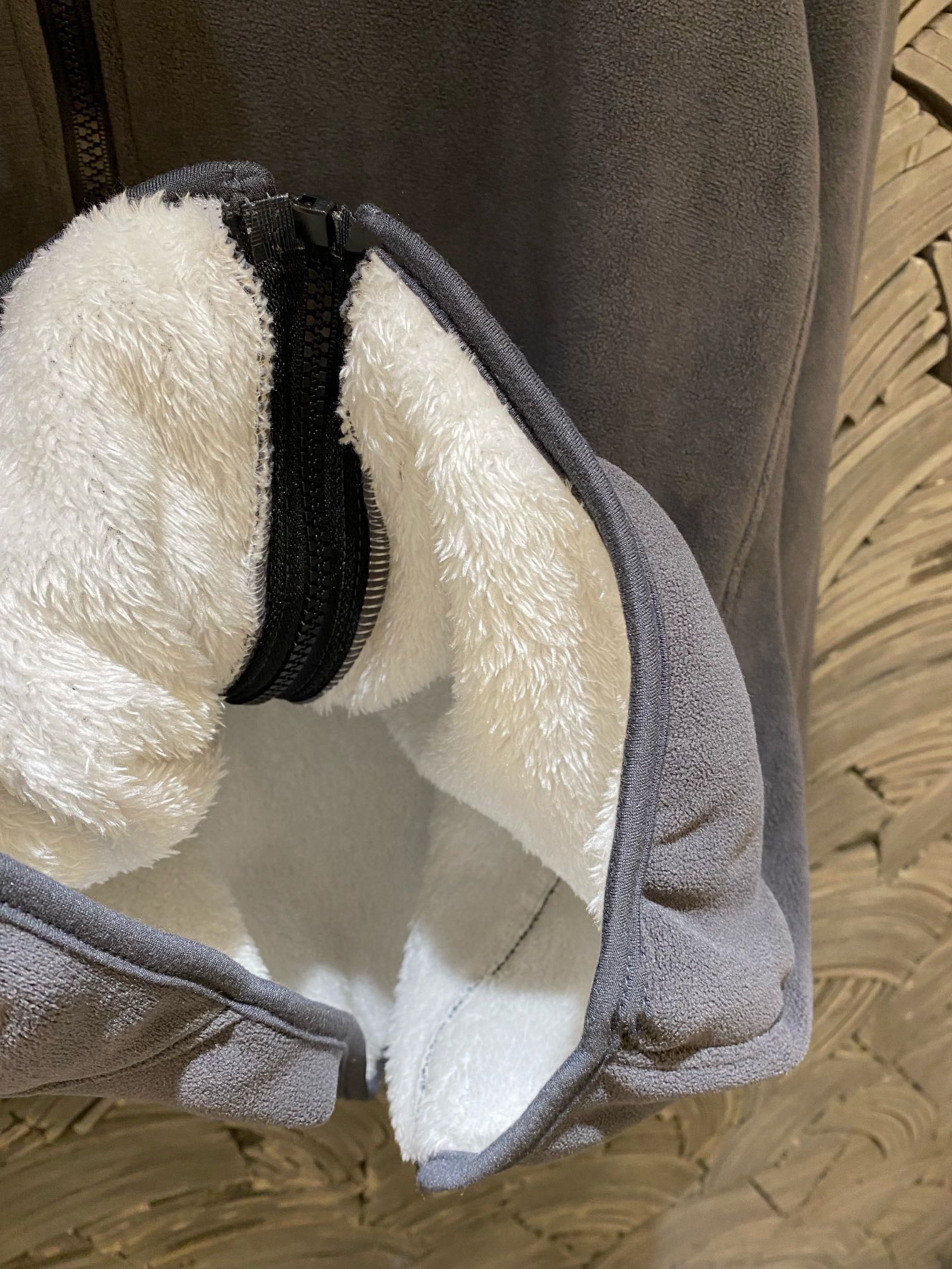 168💰（编号0031）
Patagonia巴塔哥尼亚 加厚刺绣羊羔绒摇粒绒高品质毛毛立领厚实奥粒绒短款棉服外套情侣款
Color: 碳灰色 Size: M-XL
M 肩宽45 胸围112 衣长66 (cm）
L 肩宽47 胸围116 衣长67 (cm）
XL 肩宽胸49 围120 衣长68 (cm)