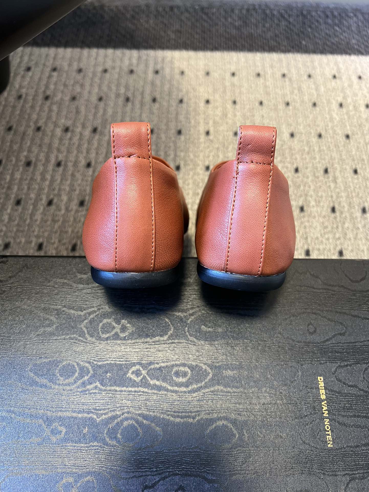 Dries Van Note*26ss极简风软皮穆勒鞋单鞋休闲鞋属于极简软皮穆勒鞋，采用无鞋带的套脚设计