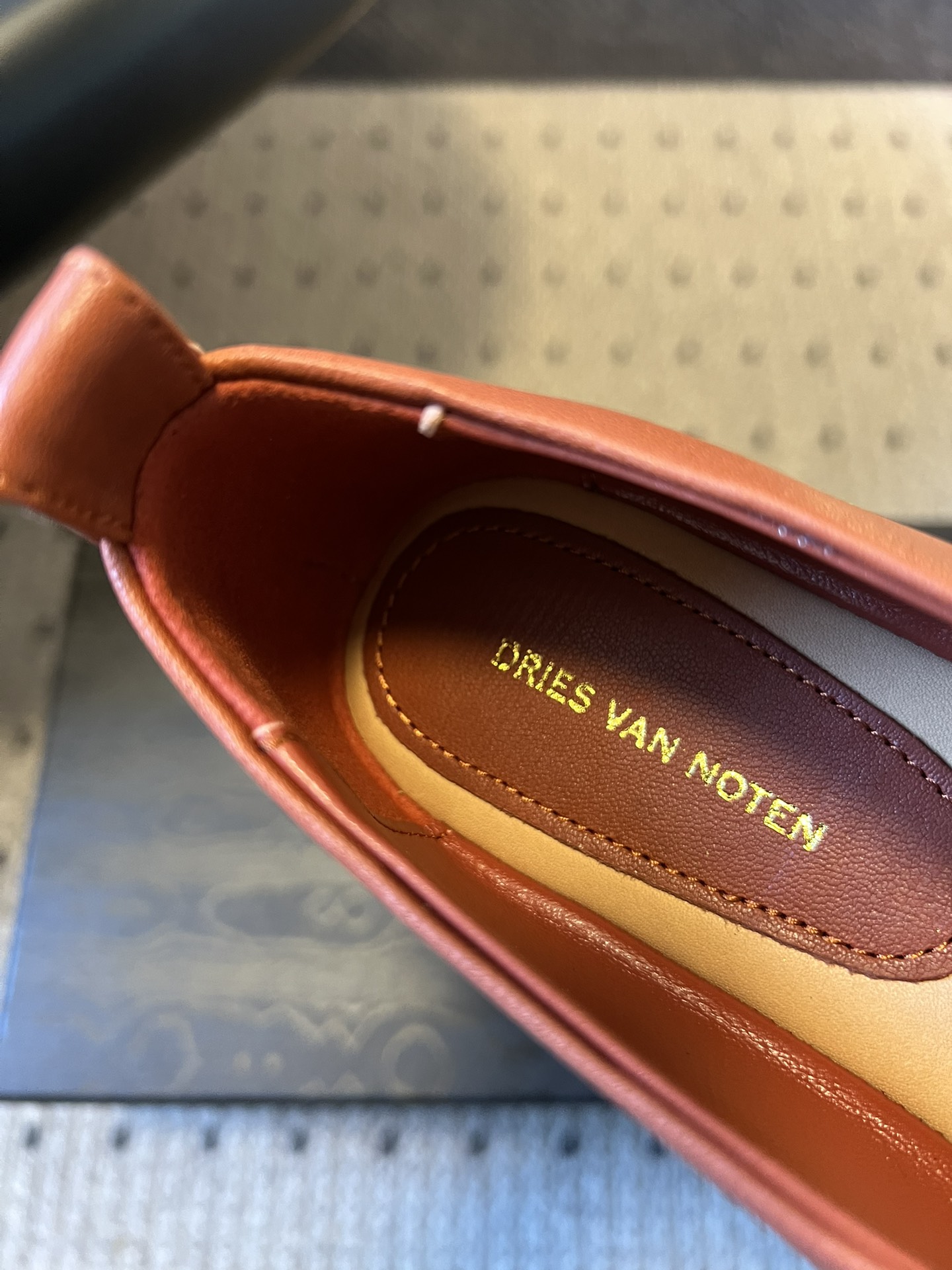 Dries Van Note*26ss极简风软皮穆勒鞋单鞋休闲鞋属于极简软皮穆勒鞋，采用无鞋带的套脚设计