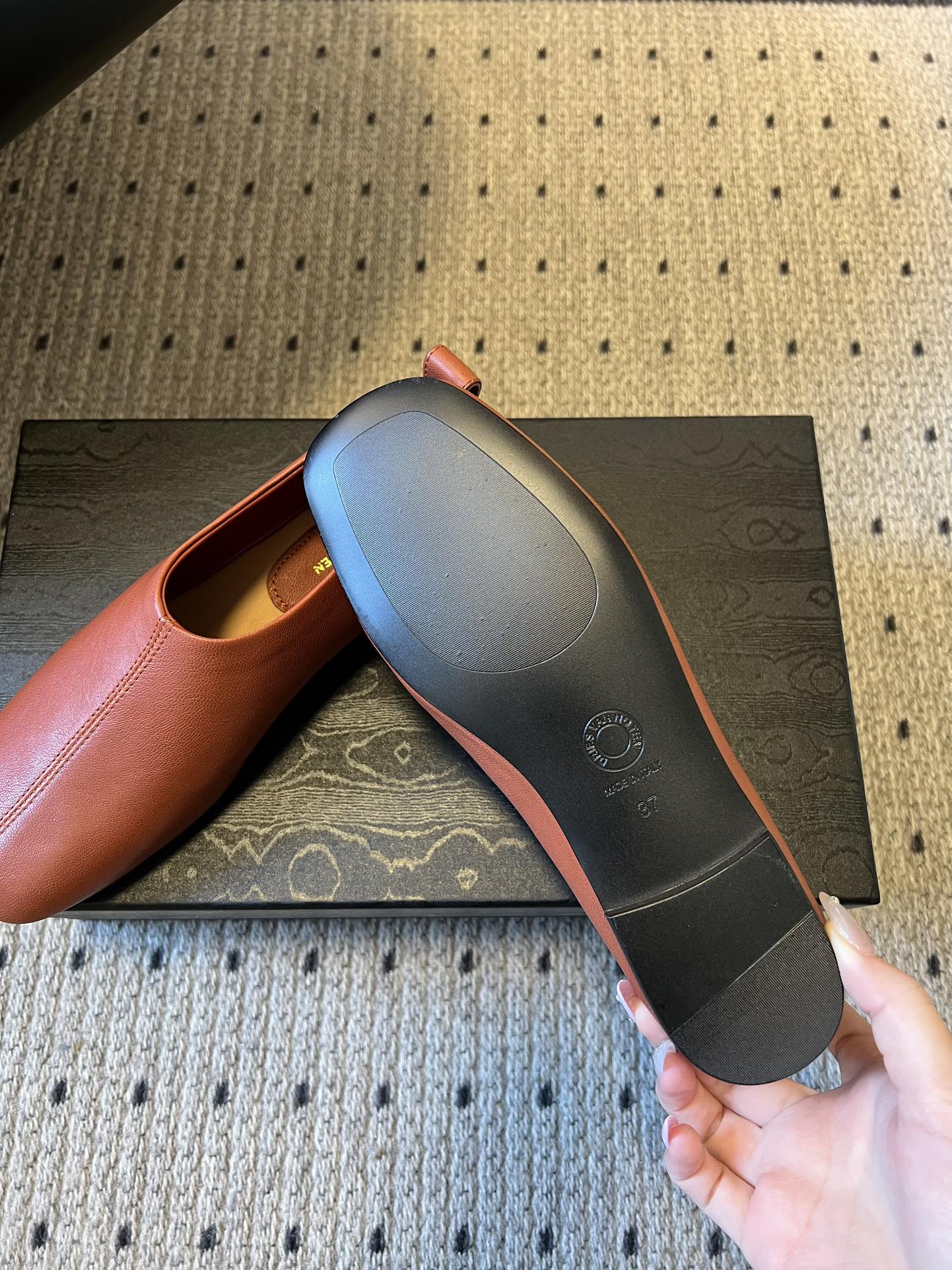 Dries Van Note*26ss极简风软皮穆勒鞋单鞋休闲鞋属于极简软皮穆勒鞋，采用无鞋带的套脚设计