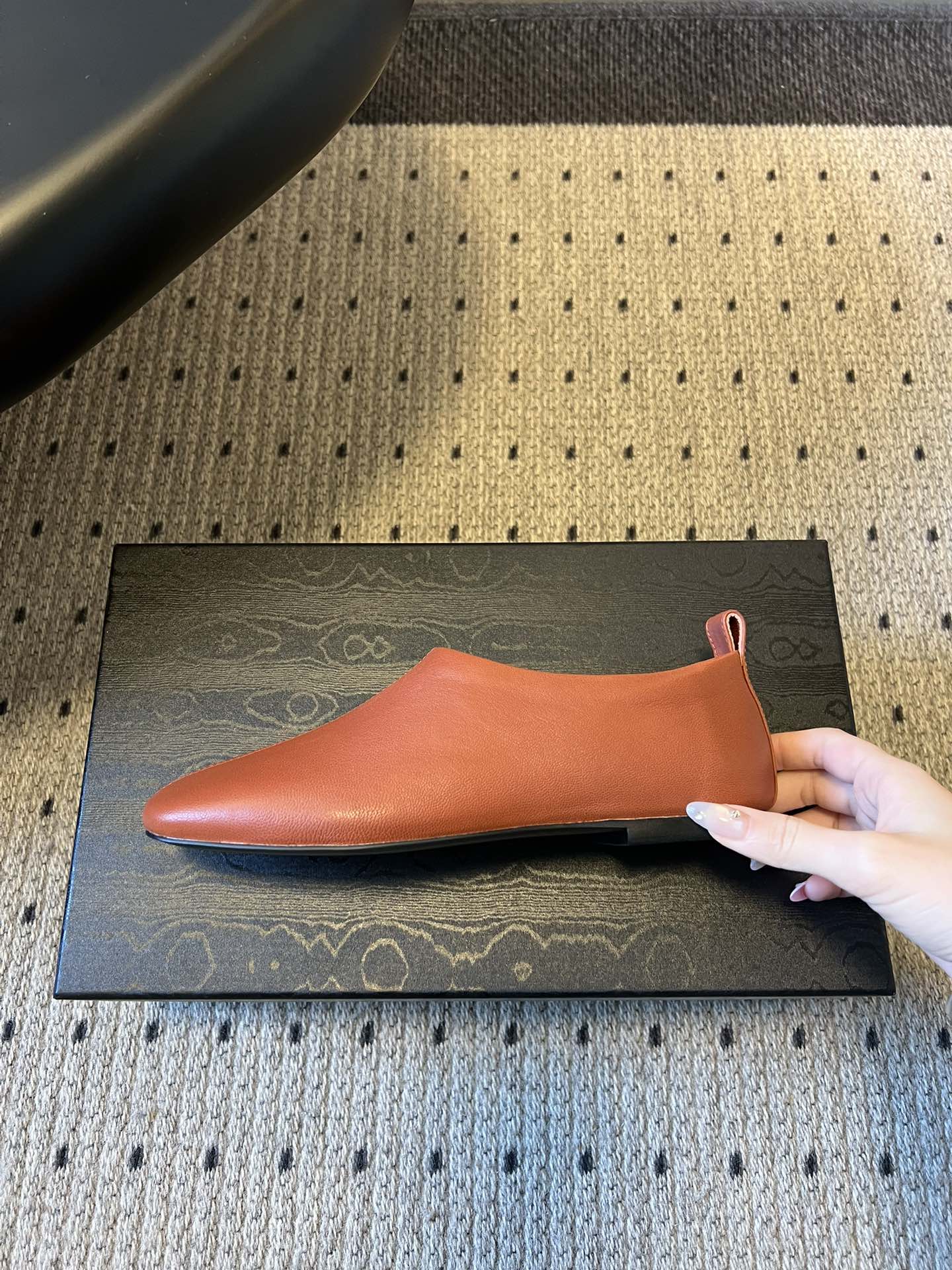 Dries Van Note*26ss极简风软皮穆勒鞋单鞋休闲鞋属于极简软皮穆勒鞋，采用无鞋带的套脚设计