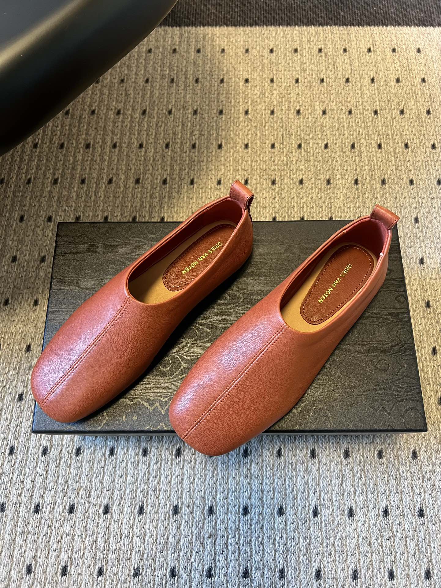 Dries Van Note*26ss极简风软皮穆勒鞋单鞋休闲鞋属于极简软皮穆勒鞋，采用无鞋带的套脚设计