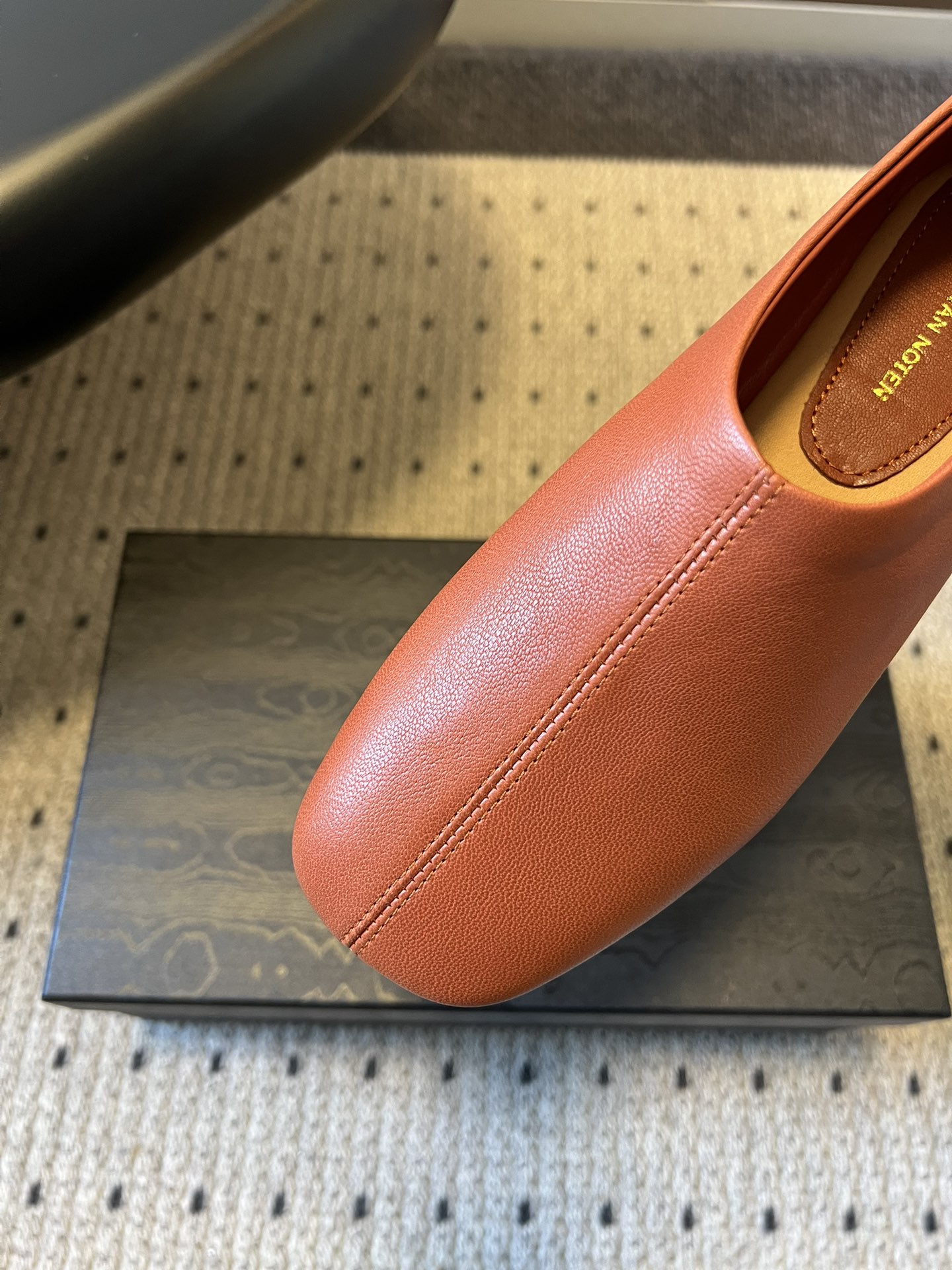 Dries Van Note*26ss极简风软皮穆勒鞋单鞋休闲鞋属于极简软皮穆勒鞋，采用无鞋带的套脚设计