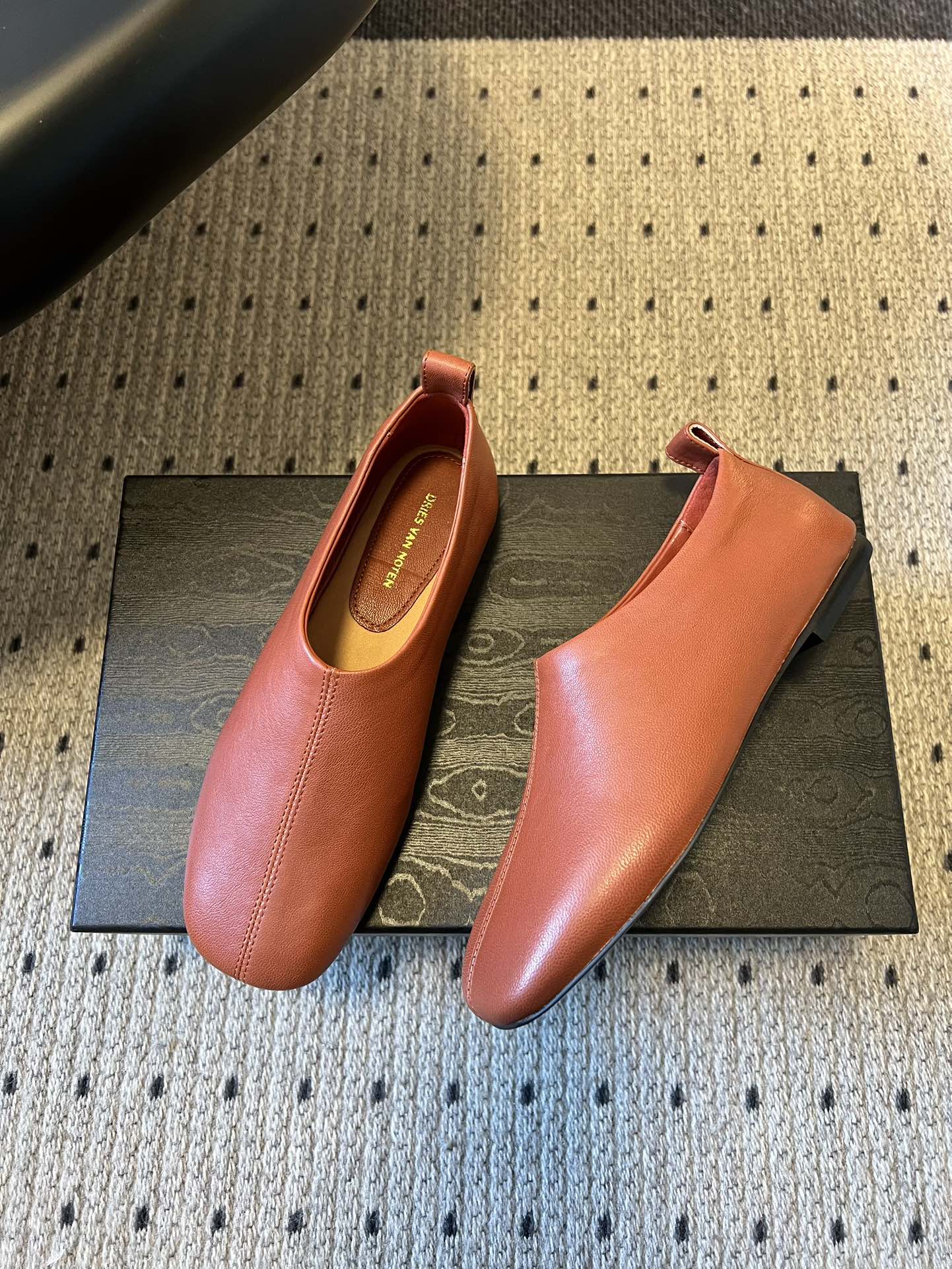 Dries Van Note*26ss极简风软皮穆勒鞋单鞋休闲鞋属于极简软皮穆勒鞋，采用无鞋带的套脚设计