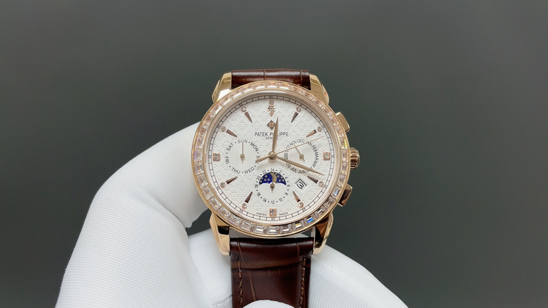 NO:727359,The highest version of the 2026 Patek Philippe complex chronograph series is launched. PatekPhilippe is a noble work of art!  Exclusive text plus high-end inner shadow logo, matched with imported multi-function movement (0 repair) function (24 hours, day of the week, stars, month) imported 316 stainless steel, using 18k quality furnace vacuum plating!  Paired with Italian imported calfskin!  Original folding buckle!  Size 42mm. Wear-resistant and scratch-resistant sapphire glass!  Super waterproof to 50 meters!  Simple but not simple!  You can never own a Patek Philippe, you are just keeping it for your descendants. (Serious promise: The physical product has a better luster and a more exquisite feel. The dial scale is lifelike. The craftsmanship of the case and cover are all master-level light body inspections. In addition, the high-tech forging of new era machines is shocking and noble. You deserve it! Please look for exclusive quality, patek philippe, cowhide19860909最高版本2026款 百达翡丽复杂功能计时系列上市 PatekPhilippe 贵族的艺术品！独家字面加高档内影logo,搭配进口多功能机芯（0返修）功能（24小时,星期,星辰,月份）进口316精钢,采用18k品质炉内真空电镀！搭配意大利进口小牛皮！原装折叠扣！尺寸42mm.耐磨防刮蓝宝石玻璃！超强防水50米！简约而不简单！你永远无法拥有一块百达翡丽,你只是在替你的后代保管他. ( 慎重承诺 产品实物光泽手感更佳精湛 字盘刻度栩栩如生 壳套工艺都是宗师级别轻身检验 加上新时代机器高技锻造 上手震撼尊贵非凡.你值得拥有！请认准独家品质,,patek philippe,cowhide,Watch