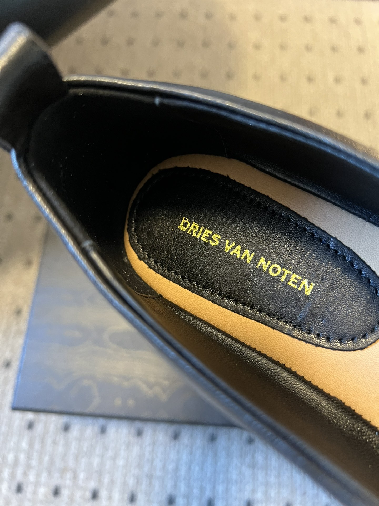 Dries Van Note*26ss极简风软皮穆勒鞋单鞋休闲鞋属于极简软皮穆勒鞋，采用无鞋带的套脚设计