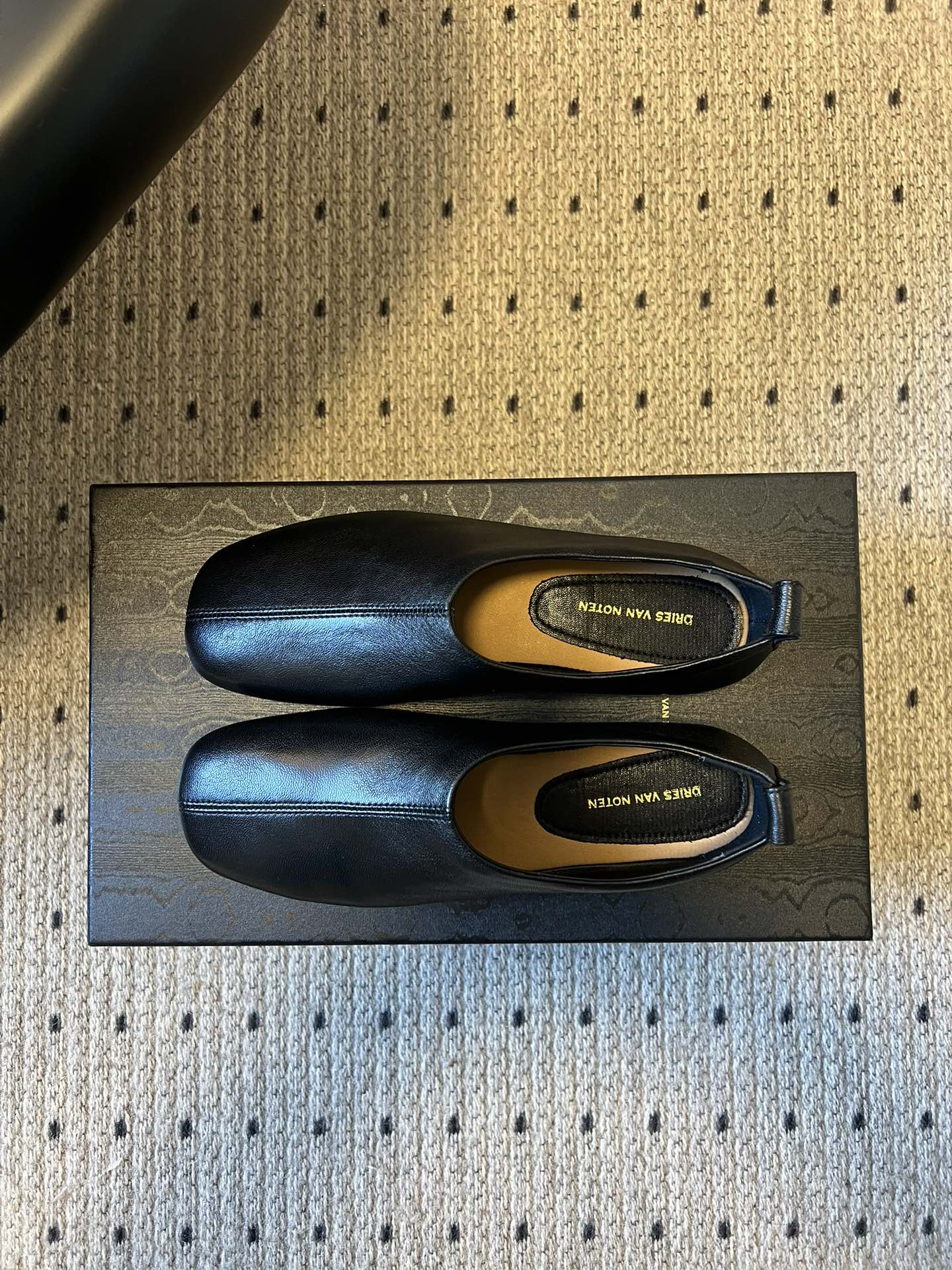 Dries Van Note*26ss极简风软皮穆勒鞋单鞋休闲鞋属于极简软皮穆勒鞋，采用无鞋带的套脚设计