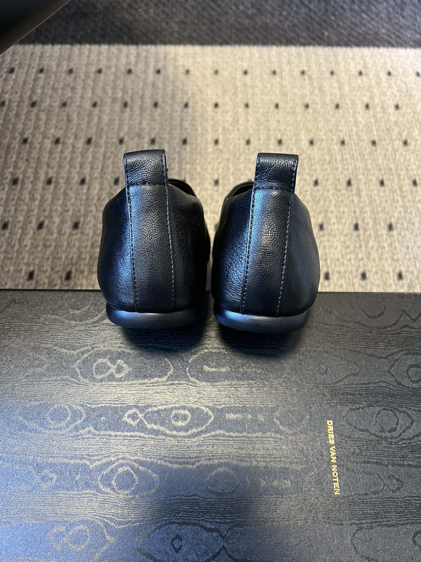 Dries Van Note*26ss极简风软皮穆勒鞋单鞋休闲鞋属于极简软皮穆勒鞋，采用无鞋带的套脚设计