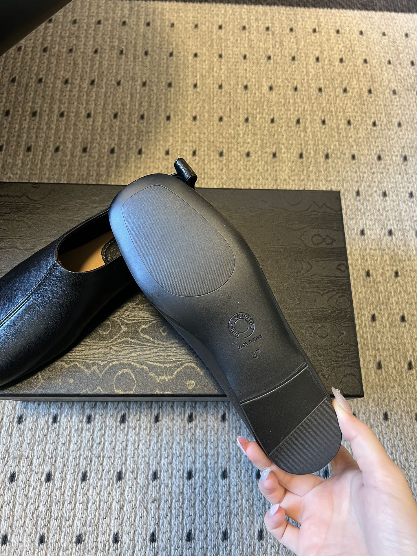 Dries Van Note*26ss极简风软皮穆勒鞋单鞋休闲鞋属于极简软皮穆勒鞋，采用无鞋带的套脚设计