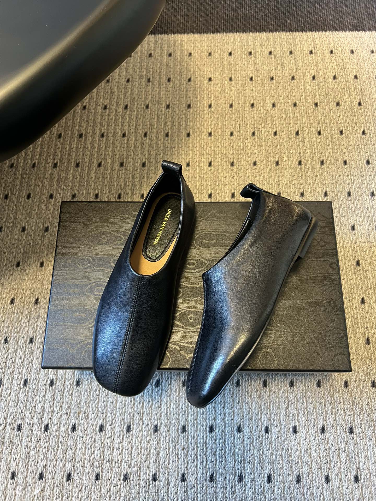 Dries Van Note*26ss极简风软皮穆勒鞋单鞋休闲鞋属于极简软皮穆勒鞋，采用无鞋带的套脚设计