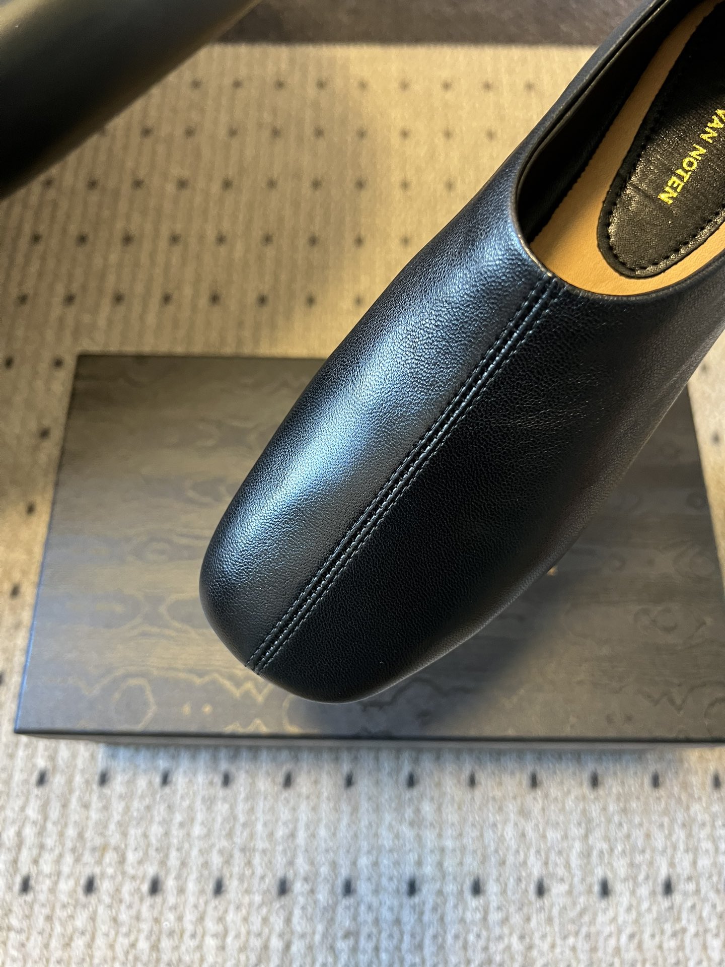 Dries Van Note*26ss极简风软皮穆勒鞋单鞋休闲鞋属于极简软皮穆勒鞋，采用无鞋带的套脚设计