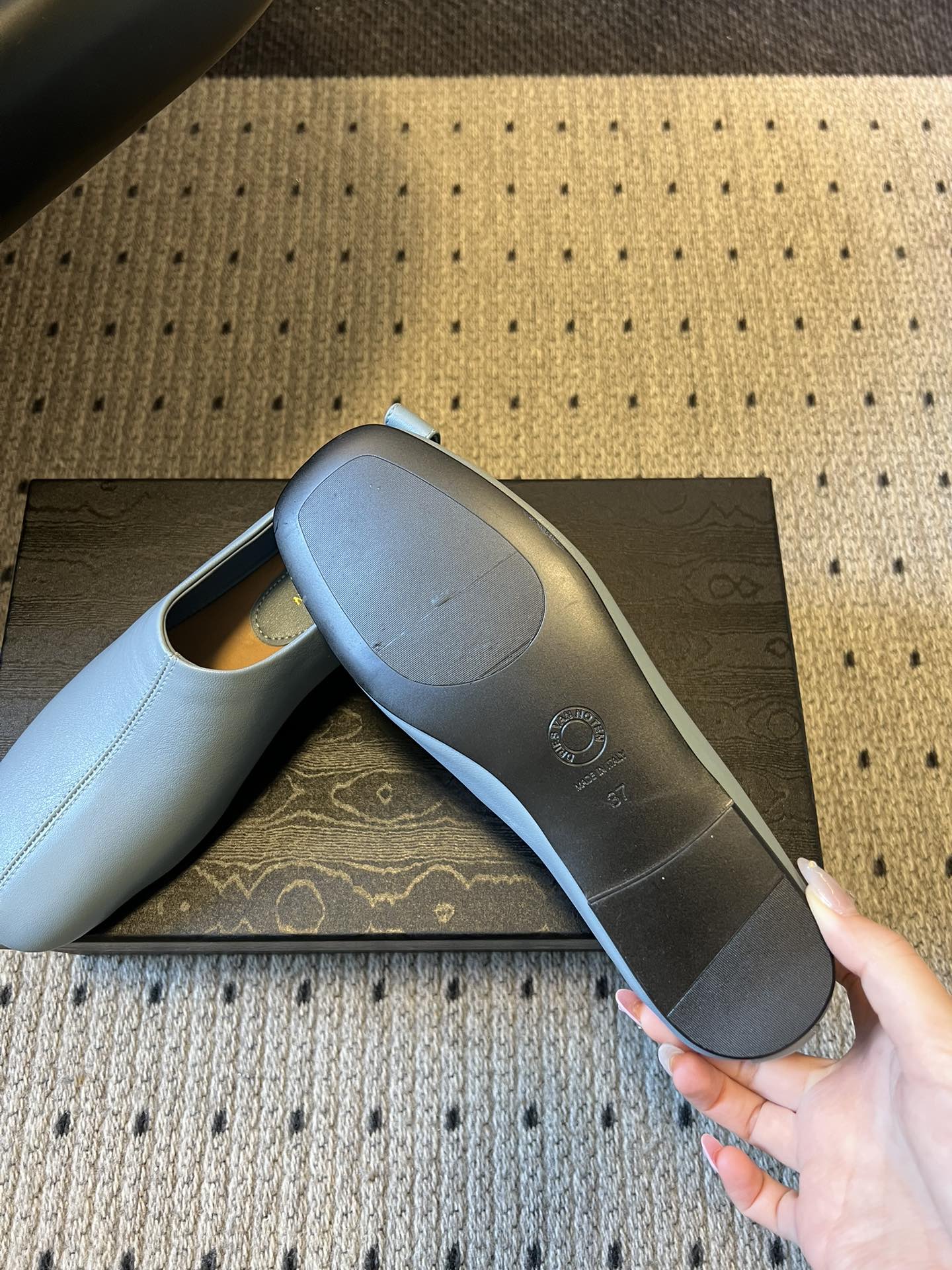 Dries Van Note*26ss极简风软皮穆勒鞋单鞋休闲鞋属于极简软皮穆勒鞋，采用无鞋带的套脚设计