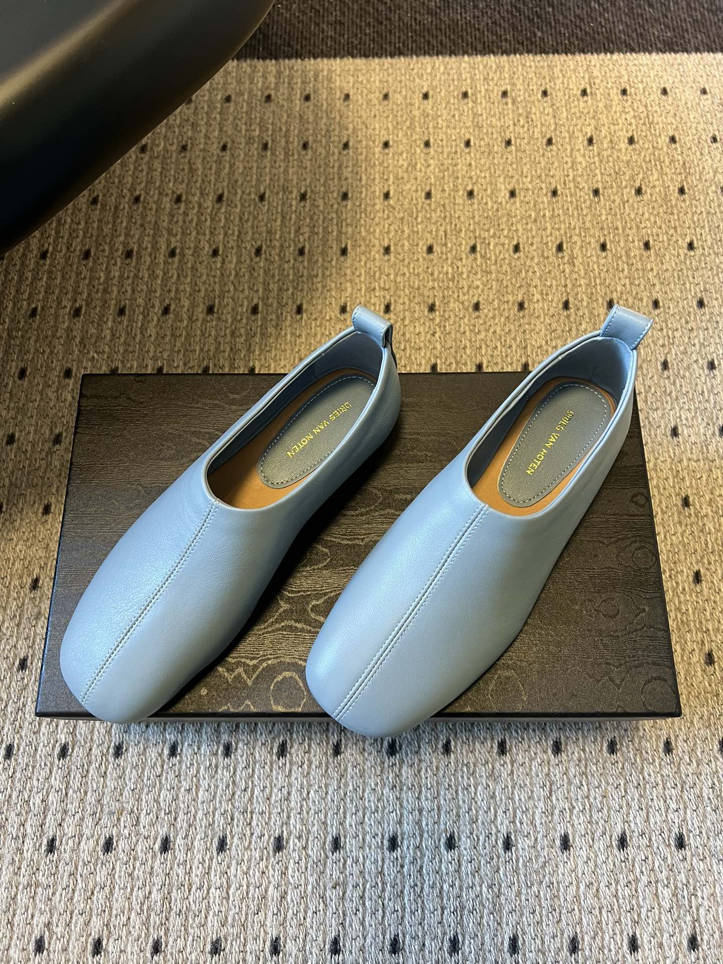 Dries Van Note*26ss极简风软皮穆勒鞋单鞋休闲鞋属于极简软皮穆勒鞋，采用无鞋带的套脚设计