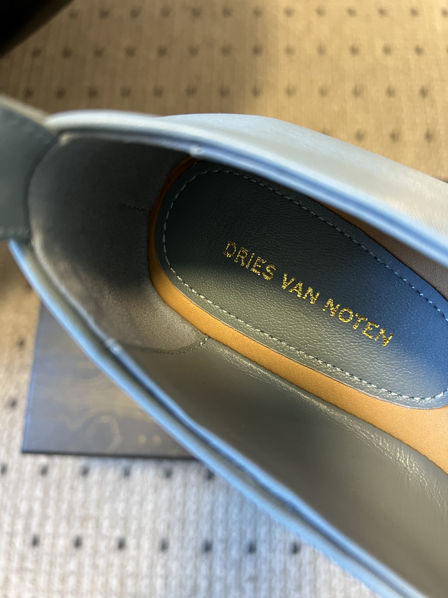 Dries Van Note*26ss极简风软皮穆勒鞋单鞋休闲鞋属于极简软皮穆勒鞋，采用无鞋带的套脚设计