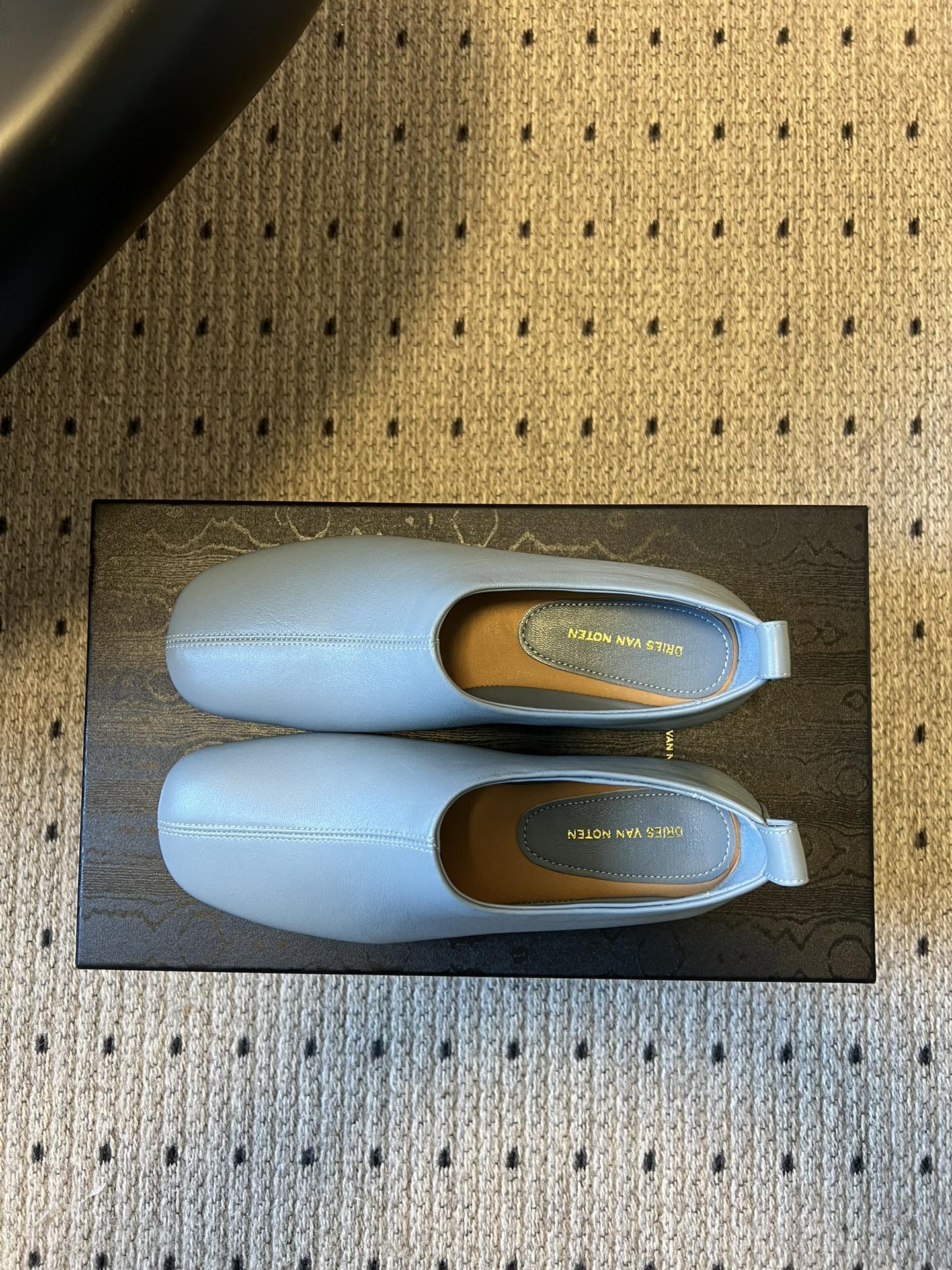 Dries Van Note*26ss极简风软皮穆勒鞋单鞋休闲鞋属于极简软皮穆勒鞋，采用无鞋带的套脚设计