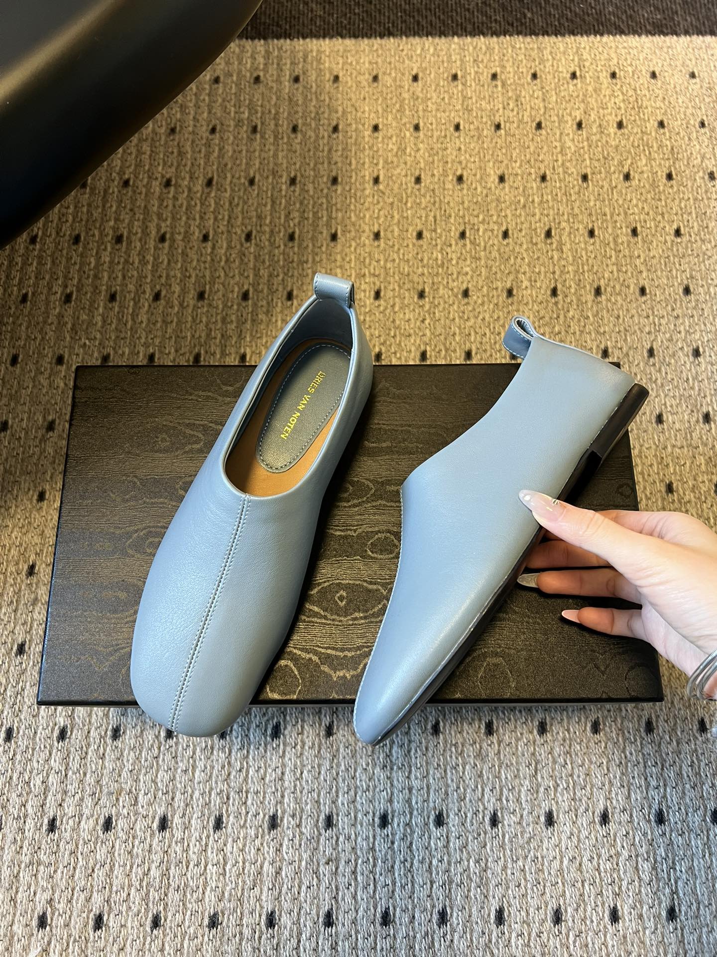 Dries Van Note*26ss极简风软皮穆勒鞋单鞋休闲鞋属于极简软皮穆勒鞋，采用无鞋带的套脚设计