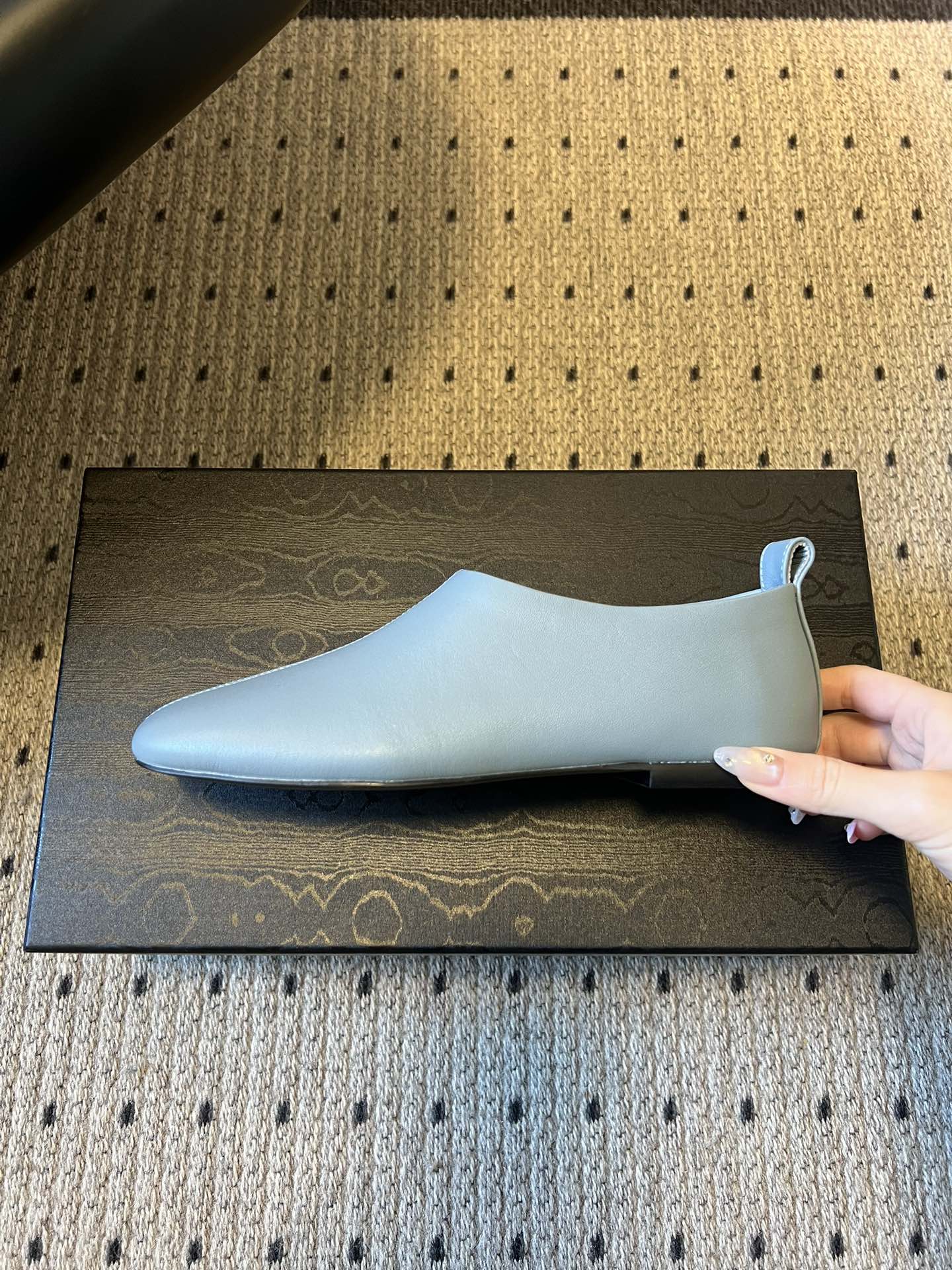 Dries Van Note*26ss极简风软皮穆勒鞋单鞋休闲鞋属于极简软皮穆勒鞋，采用无鞋带的套脚设计