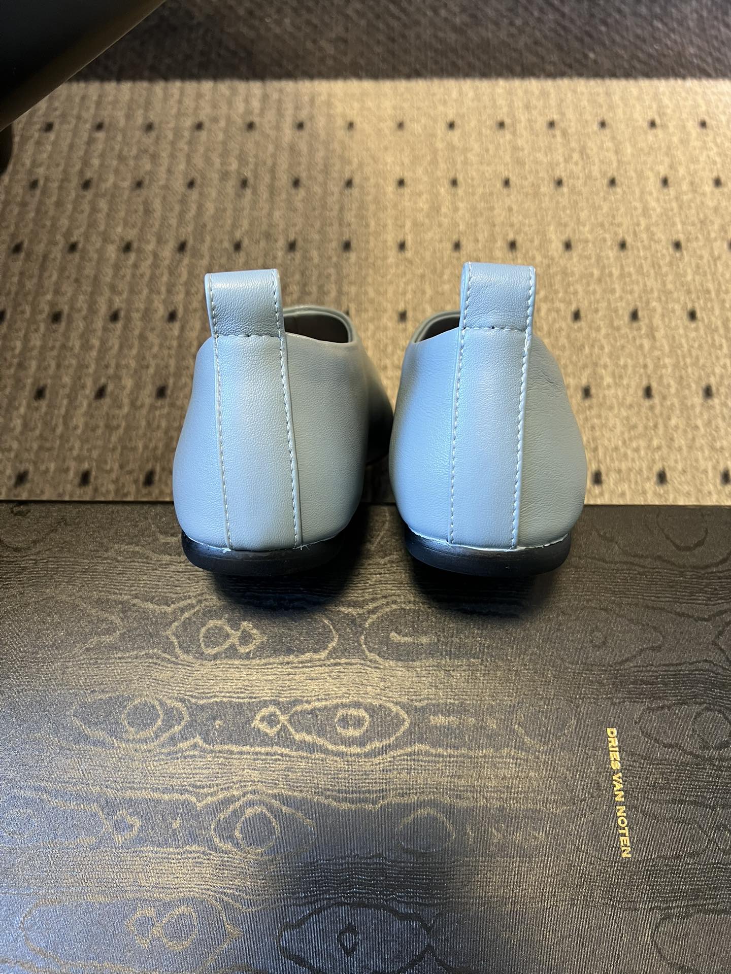 Dries Van Note*26ss极简风软皮穆勒鞋单鞋休闲鞋属于极简软皮穆勒鞋，采用无鞋带的套脚设计