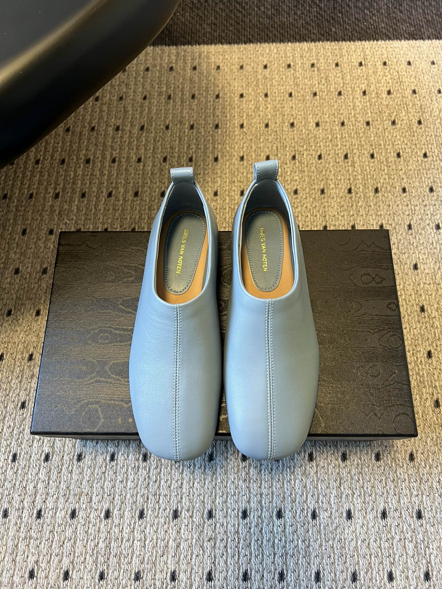 NO:694973,19860909Dries Van Note*26ss极简风软皮穆勒鞋单鞋休闲鞋 属于极简软皮穆勒鞋,采用无鞋带的套脚设计,鞋面选用软质头层皮革,皮质细腻且有自然的褶皱感,鞋身无拼接、装饰等复杂工艺,通过皮质的柔软度塑造出随性的轮廓,鞋口边缘的包边工艺简洁利落. 鞋后跟处有小巧的皮质提环,方便穿脱的同时增加细节感；鞋内底印有品牌标识,鞋型的楦型宽松,兼顾美观与穿着的舒适度,方头设计也能修饰脚型比例. 鞋面羊皮 内里羊皮 大底原版开模大底 增高1cm Size35-40码（40码定制不退换）,乐福鞋,loafers,sheepskin,Women's Shoes