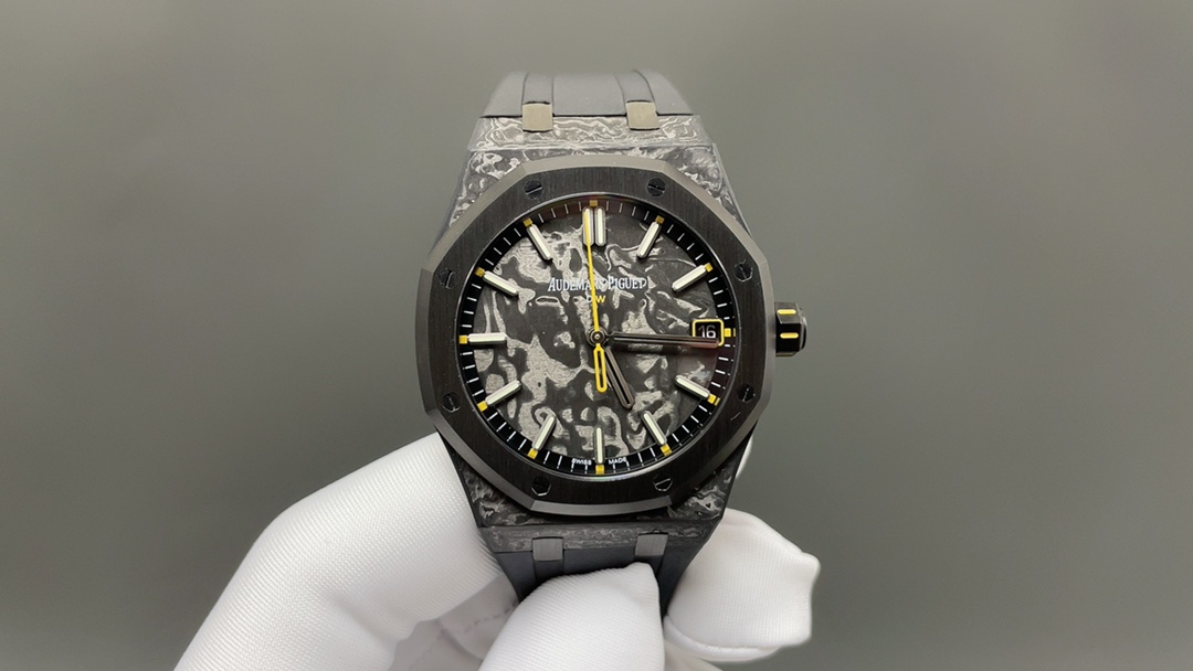 NTPT 🌐碳纤 爱彼皇家橡树15500 Royal Oak DiW ”VOIDLINE AP“系列腕表,令本来轻量的手表变成超轻量! DiW Carbon Audemars Piguet Royal Oak 15500 ”VOIDLINE AP“ Series 腕 表 参 数 系 列:Voidline AP 型 号:皇家橡树系列15500 机 芯:4302 功 能:时.分.中央秒针和日期 重 量:85克 表 壳:41毫米,碳纤维表壳 表 圈:黑色 DLC涂层 表 背:黑色DLC涂层 表 盘:碳纤维 表 带:橡胶表带 表 扣:黑色DLC涂层 密 封 性: 5 ATM 动力储存:约70小时🌐