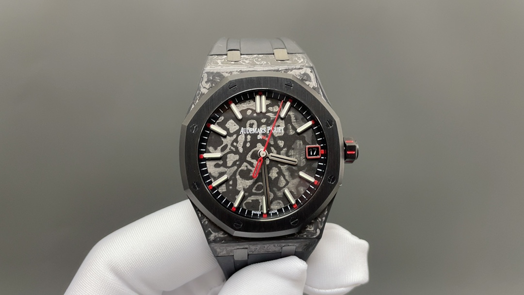 NTPT 🌐碳纤 爱彼皇家橡树15500 Royal Oak DiW ”VOIDLINE AP“系列腕表,令本来轻量的手表变成超轻量! DiW Carbon Audemars Piguet Royal Oak 15500 ”VOIDLINE AP“ Series 腕 表 参 数 系 列:Voidline AP 型 号:皇家橡树系列15500 机 芯:4302 功 能:时.分.中央秒针和日期 重 量:85克 表 壳:41毫米,碳纤维表壳 表 圈:黑色 DLC涂层 表 背:黑色DLC涂层 表 盘:碳纤维 表 带:橡胶表带 表 扣:黑色DLC涂层 密 封 性: 5 ATM 动力储存:约70小时🌐