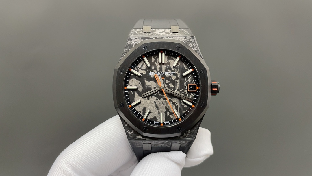 NTPT 🌐碳纤 爱彼皇家橡树15500 Royal Oak DiW ”VOIDLINE AP“系列腕表,令本来轻量的手表变成超轻量! DiW Carbon Audemars Piguet Royal Oak 15500 ”VOIDLINE AP“ Series 腕 表 参 数 系 列:Voidline AP 型 号:皇家橡树系列15500 机 芯:4302 功 能:时.分.中央秒针和日期 重 量:85克 表 壳:41毫米,碳纤维表壳 表 圈:黑色 DLC涂层 表 背:黑色DLC涂层 表 盘:碳纤维 表 带:橡胶表带 表 扣:黑色DLC涂层 密 封 性: 5 ATM 动力储存:约70小时🌐