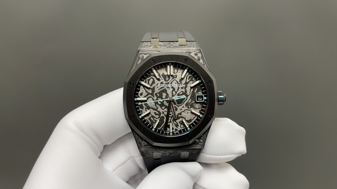 NTPT 🌐碳纤 爱彼皇家橡树15500 Royal Oak DiW ”VOIDLINE AP“系列腕表,令本来轻量的手表变成超轻量! DiW Carbon Audemars Piguet Royal Oak 15500 ”VOIDLINE AP“ Series 腕 表 参 数 系 列:Voidline AP 型 号:皇家橡树系列15500 机 芯:4302 功 能:时.分.中央秒针和日期 重 量:85克 表 壳:41毫米,碳纤维表壳 表 圈:黑色 DLC涂层 表 背:黑色DLC涂层 表 盘:碳纤维 表 带:橡胶表带 表 扣:黑色DLC涂层 密 封 性: 5 ATM 动力储存:约70小时🌐