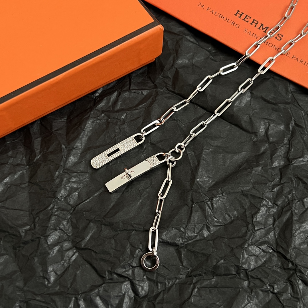 】HERMÈS 爱马仕 项链 做工精致 璀璨奢华 高级感立现 很大气不失时尚感。长度：50厘米