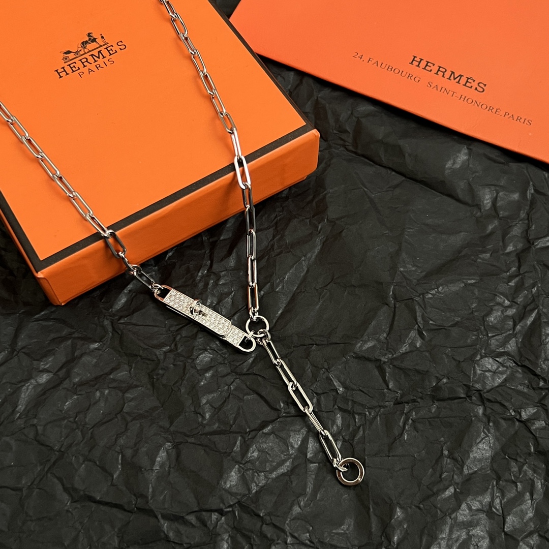 】HERMÈS 爱马仕 项链 做工精致 璀璨奢华 高级感立现 很大气不失时尚感。长度：50厘米