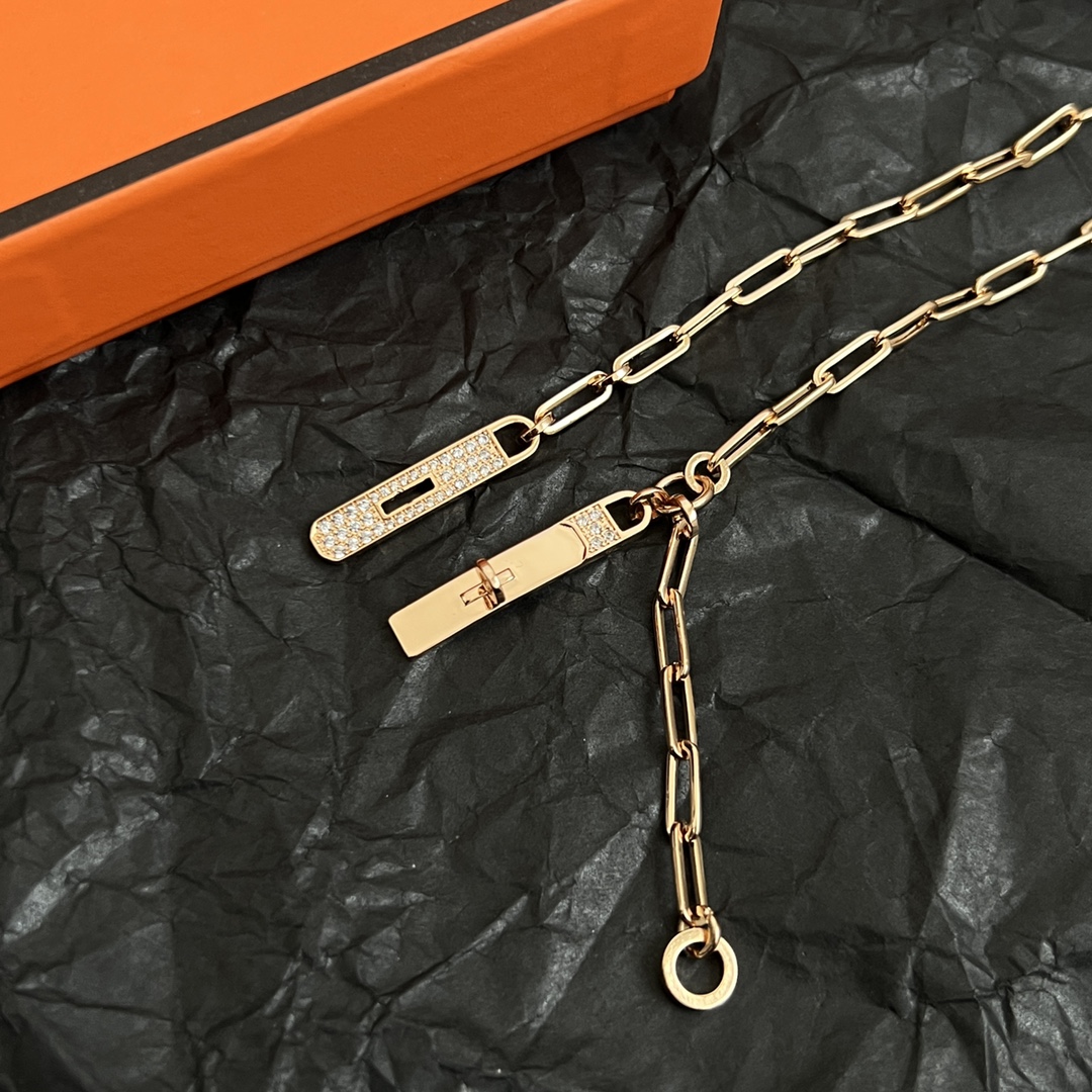 】HERMÈS 爱马仕 项链 做工精致 璀璨奢华 高级感立现 很大气不失时尚感。长度：50厘米