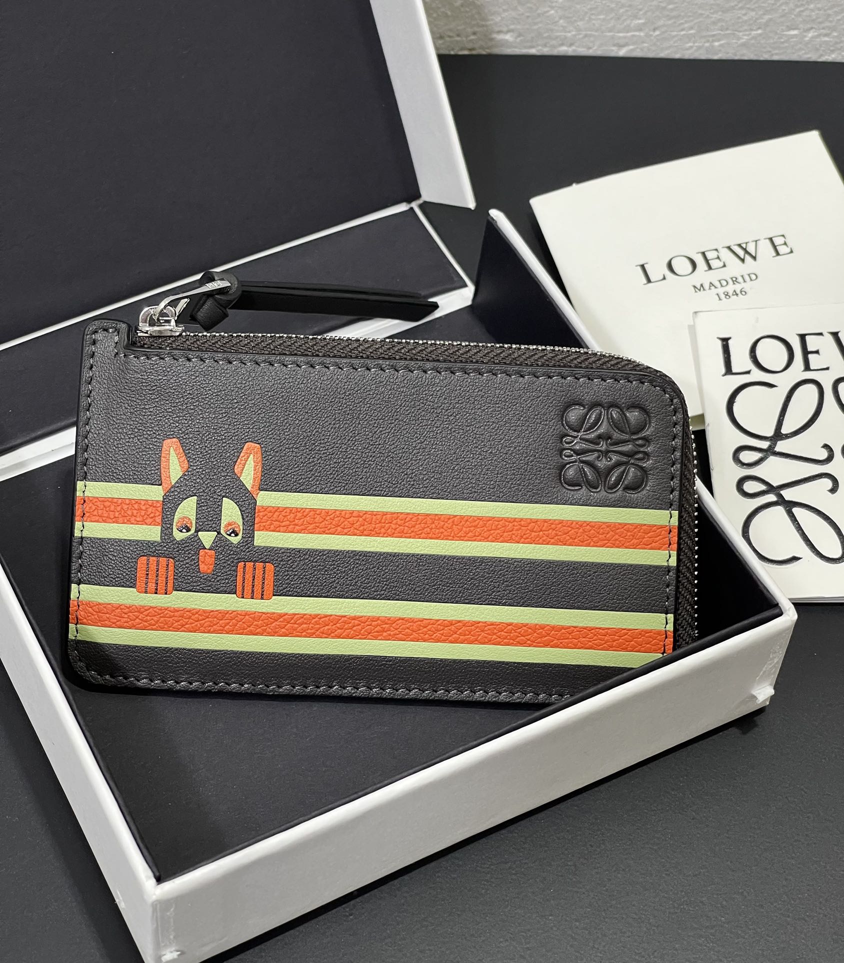 NO:714075,Limited edition LOEWE Louis Wain’s Futurist Cat co-branded zippered card holder!  Decorated with two-color stripes, leather-inlaid cat pattern, and letter print on the other side. Four card slots and zipper compartment. Style size 13*7.5 (note that the pattern is leather-inlaid, and gaps are normal), Loewe wallet, louis vuitton, loewe, loewe, wallets19860909限定款LOEWE Louis Wain的Futurist Cat 联名款拉链小卡包！ 饰有双色条纹, 皮革镶嵌的猫咪图案, 另一面饰有字母印花. 四个卡位和拉链隔层. 款号 尺寸13*7.5（注意图案是皮镶嵌的, 有缝隙属于正常）,罗意威钱包,louis vuitton,loewe,loewe,wallets,欧美剧