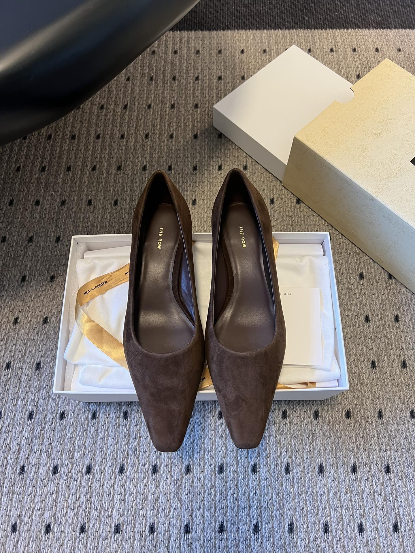 NO:722839,Made in Guangzhou, The Ro*26ss early spring retro new pointed toe shallow high heels adopt a neat pointed toe last shape, the shoe body line is minimalist and smooth, without unnecessary decoration; the shallow mouth design fits the instep, and the heel height is moderate, taking into account elegance and walking comfort. The classic scoop shoe silhouette is suitable for a variety of wearing scenarios.  The two basic colors of brown and black are chosen, which are versatile and in line with the minimalist core of the brand. They can be matched with formal wear for commuting to create a sophisticated temperament, or can be matched with casual wear to add a sense of sophistication. It is a classic model that is both practical and high-end. The upper is made of imported fetal cow wool/imported calfskin, and the lining is imported full-grain mixed sheepskin. The outsole is made of Italian genuine leather and is 3cm taller.  size 35-40 (customized size 40 is non-refundable), single shoes, cowhide, sheepskin, Leather soles19860909莞产 The Ro*26ss早春复古新款尖头浅口小高跟 采用利落的尖头楦型,鞋身线条极简流畅,无多余装饰；浅口设计贴合脚面,鞋跟高度适中,兼顾优雅感与行走舒适度,经典的瓢鞋轮廓适配多种穿搭场景. 选用咖啡色、黑色两款基础色系,百搭且契合品牌极简主义内核,既能搭配通勤正装打造干练气质,也能适配休闲装增添精致感,是兼具实穿性与高级感的经典款. 鞋面进口胎牛绒/进口小牛皮 内里进口全粒面混种羊皮 大底意大利真皮大底 增高3cm size35-40码（40码定制不退换）,单鞋,cowhide,sheepskin,Leather soles,Women's Shoes