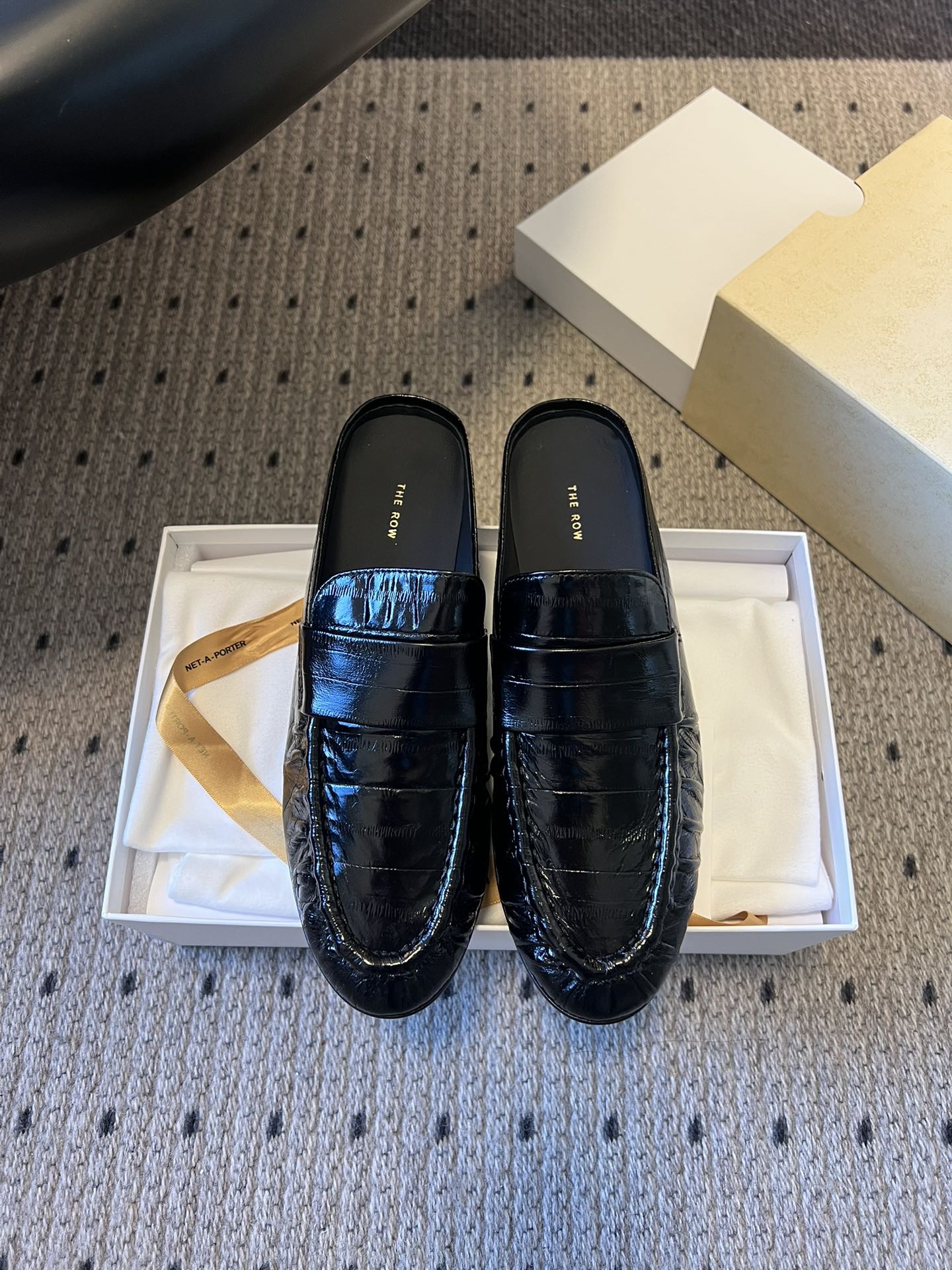 NO:705859,Made in Dongguan, The Ro*26ss early spring retro new Muller loafers adopt a heelless Muller shoe shape combined with the classic silhouette of loafers. The shoe body has simple and smooth lines without unnecessary decoration, continuing the brand's minimalist design core; the toe box is rounded and has a high fit on the foot.  The upper has a delicate gloss and a high-end texture; the leather has moderate softness and hardness, taking into account both comfort and styling stiffness. The classic color scheme is versatile and suitable for various scenes such as leisure and commuting. The minimalist design makes the shoes both lazy and sophisticated, making it a practical and fashionable item. The upper is custom-made with imported cowhide embossing. The lining is imported full-grain mixed sheepskin. The outsole is made of genuine leather and is 2cm taller.  size 35-40 (customized sizes 40 are non-refundable), semi-trailers, loafers, cowhide, sheepskin, Leather soles19860909莞产 The Ro*26ss早春复古新款穆勒乐福鞋单鞋 采用无后跟的穆勒鞋型结合乐福鞋的经典轮廓,鞋身线条简约流畅,没有多余装饰,延续了品牌极简主义的设计内核；鞋头为圆润的楦型,上脚贴合度高. 鞋面带有细腻的光泽感,质感高级；皮革软硬度适中,兼顾了舒适度与造型挺括度.经典配色,百搭且适配休闲、通勤等多种场景,极简的设计让鞋子兼具慵懒随性与精致感,是兼具实穿性与时尚感的单品. 鞋面定制进口牛皮压纹 内里进口全粒面混种羊皮 大底真皮大底 增高2cm size35-40码（40码定制不退换）,半拖,loafers,cowhide,sheepskin,Leather soles,Women's Shoes