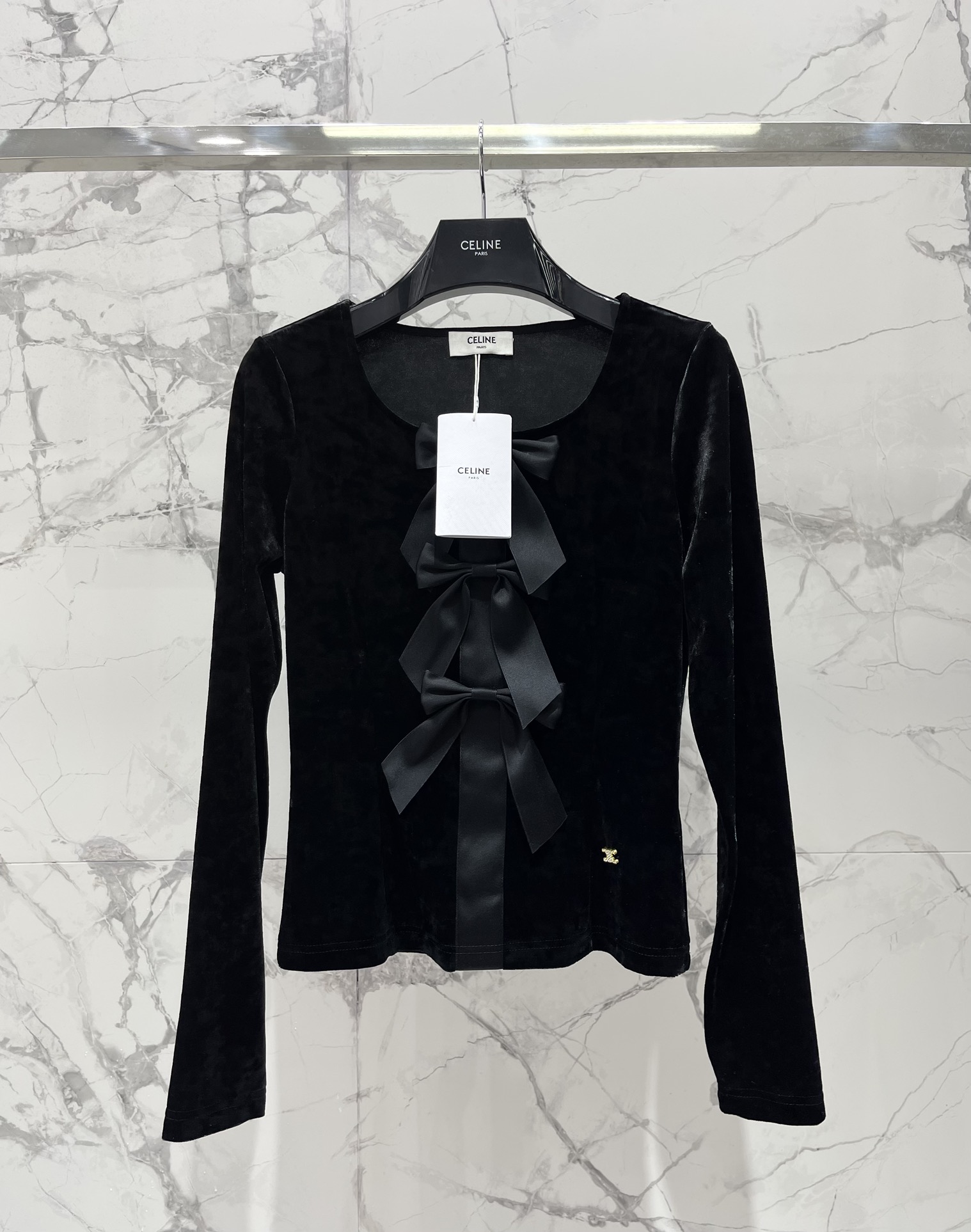 NO:829350,*Céline velvet bow decorated round neck top. The sweet and rustic velvet bow decoration is 'French romance + high luxury texture'. The velvet fabric is soft and has a high-end luster. The bow decoration is so exciting (delicate and playful, it instantly makes you feel sweet and cool!)  The round neck design is simple and elegant, and the solid color version is so high-end that it has an atmosphere that makes you look like a fashionista on the streets of Paris when you wear it casually. It has been praised as 'wearing a basic top with a haute couture show style'!  Size SMLXL, Celine-clothing, celine,19860909*赛琳丝绒蝴蝶结装饰圆领上衣 甜又飒的丝绒蝴蝶结装饰“法式浪漫+高奢质感”拿捏 丝绒面料软乎乎还泛着高级光泽,蝴蝶结装饰太戳人了（精致又俏皮,瞬间甜酷感拉满！） 圆领设计简约显气质,纯色版型高级到骨子里“随便一穿都像巴黎街头的时髦精”的氛围感,被夸“把基础上衣穿出高定秀场风”！ 码数SMLXL,赛琳-服装,celine,,Women's clothing