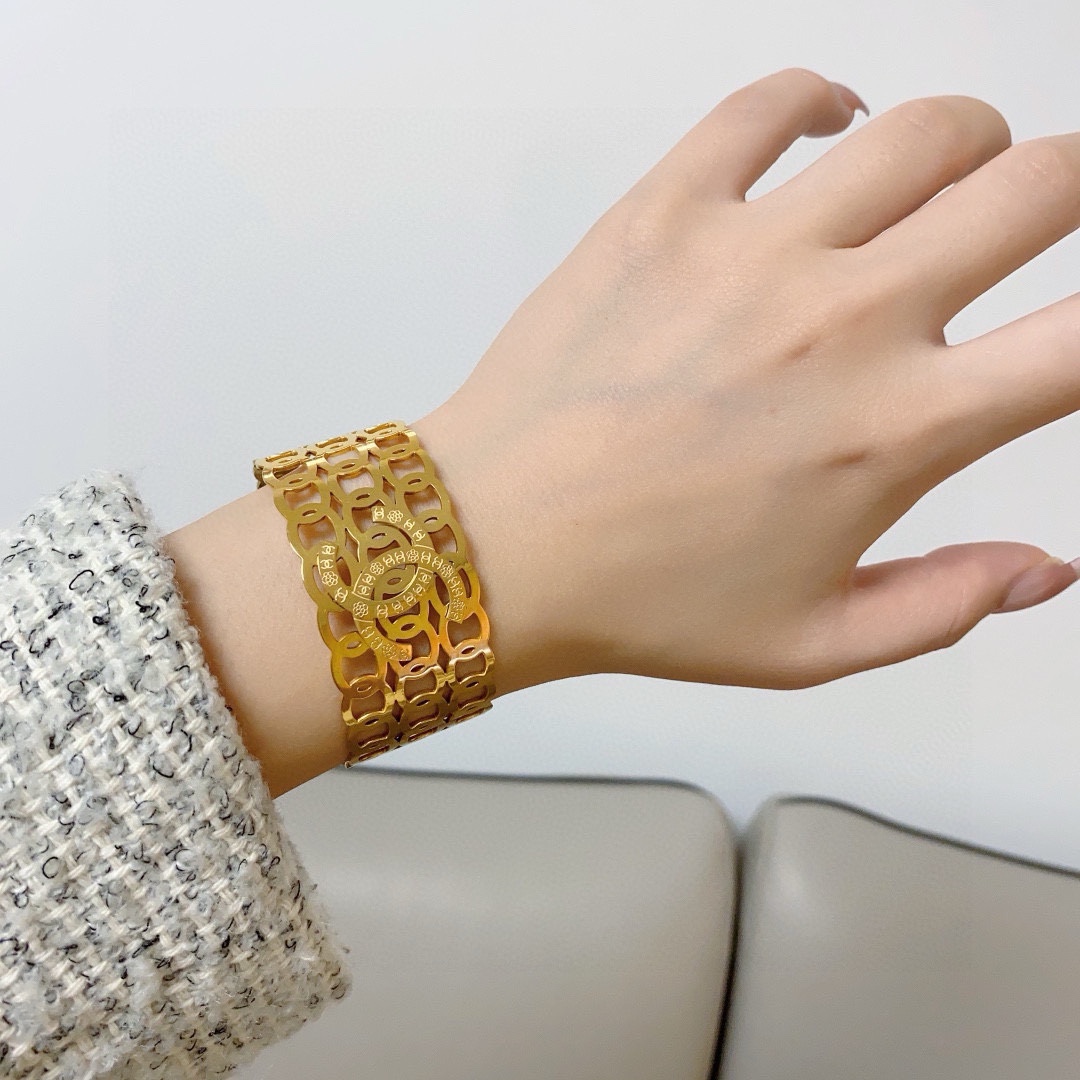 NO:688058,The new Chanel double C hollow woven wide bracelet is super heavy bling bling, the color matching is very good, and it has a high-end feel. It has a high-end goddess temperament. The stainless steel material is not allergic and does not fade. One-to-one exquisite craftsmanship, extremely classic charm, high cost performance. A must-have choice, boutique jewelry, chanel, chanel, bracelet19860909新款香奈儿Chanel双C镂空编织宽版手镯超重工bling bling,颜色搭配得非常好高级感 女神气质高端 精钢材质不过敏不褪色.一比一精美工艺,经典至极的魅物,性价比高 必备必入之选,饰品精品,chanel,chanel,bracelet,Jewelry