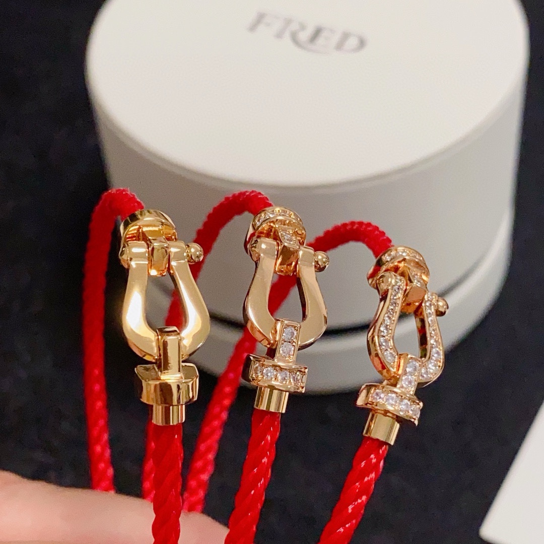 NO:688071,Hot new product release Fred Feiden full diamond, half diamond, non-diamond horseshoe buckle unisex high quality soft red rope thin bracelet bracelet!  Big brand of red leather rope in the year of birth, fashionable and exquisite FORCE series bracelets, high-end customization ~ sub-gold micro-plating 18k gold craftsmanship, Seiko horseshoe buckle head bracelet!  The effect is very versatile. Internet celebrity expert. A must-have item for fashionistas. Rose gold, gold and silver buckles for men and women, two sizes 17/19cm, fine jewelry, bracelet, bracelet, gold19860909新品发布火爆费雷德 Fred斐登满钻、半钻、无钻马蹄扣中性款高品质软红绳细手绳手链手镯！本命年红皮绳大牌 时尚 精致FORCE 系列手链高端定制～亚金微电镀18k金工艺 精工马蹄扣头手镯！上手效果非常百搭 网红达人 时尚一族必备单品 玫瑰金、黄金、银色扣头男女情侣款两个码数17/19cm,饰品精品,bracelet,bracelet,gold,Jewelry